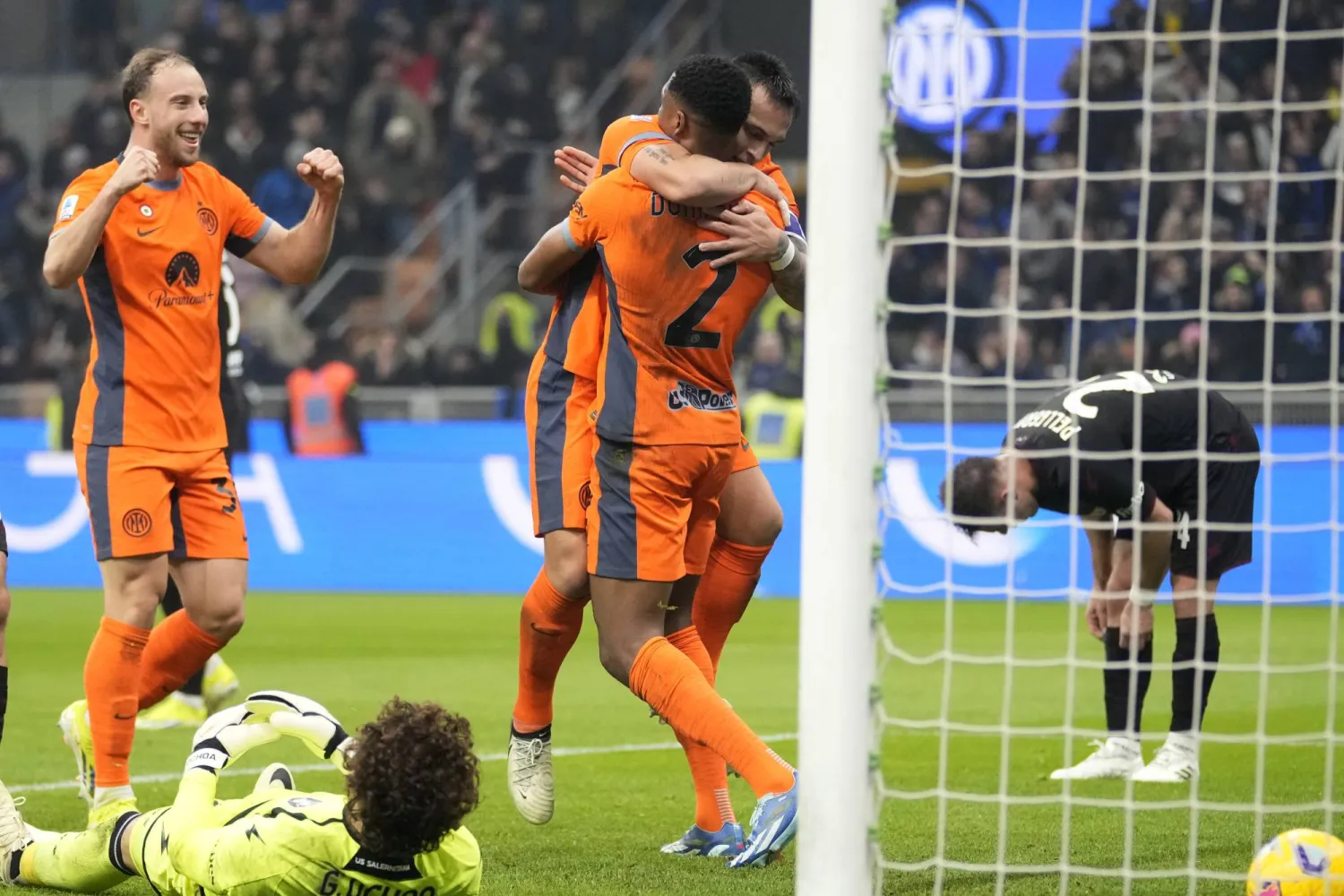 لاعبو الانتر يحتفلون بأحد أهدافهم في مرمى ساليرنيتانا (أ.ب)