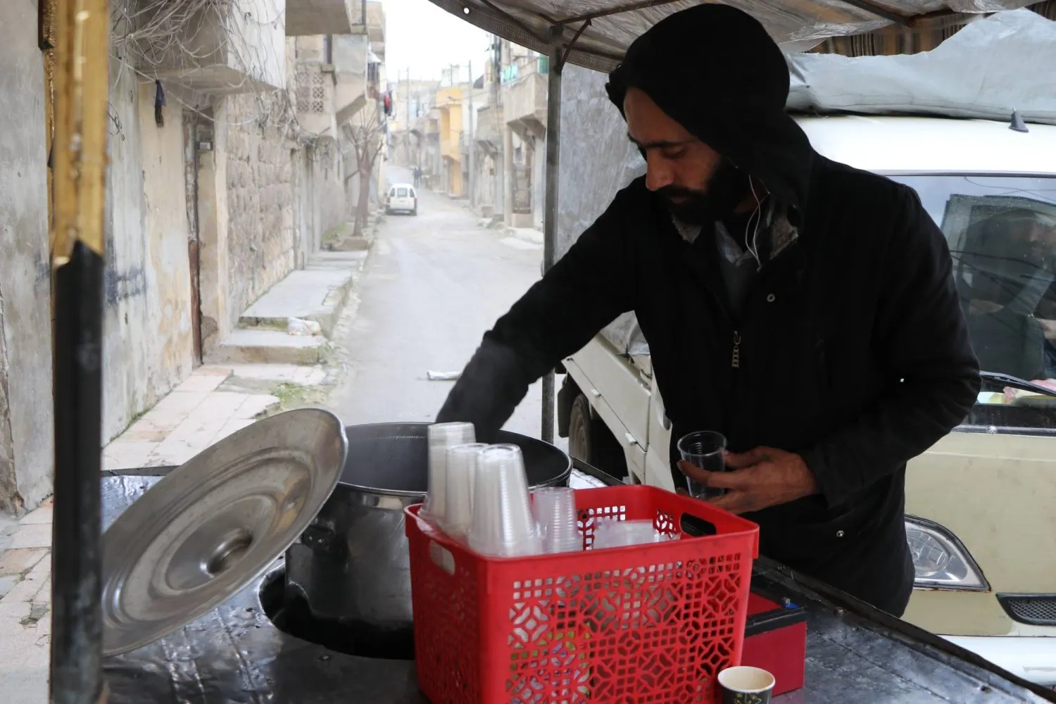 Cemil Halep'te sahlep arabasıyla (Arap Dünyası Haber Ajansı)
