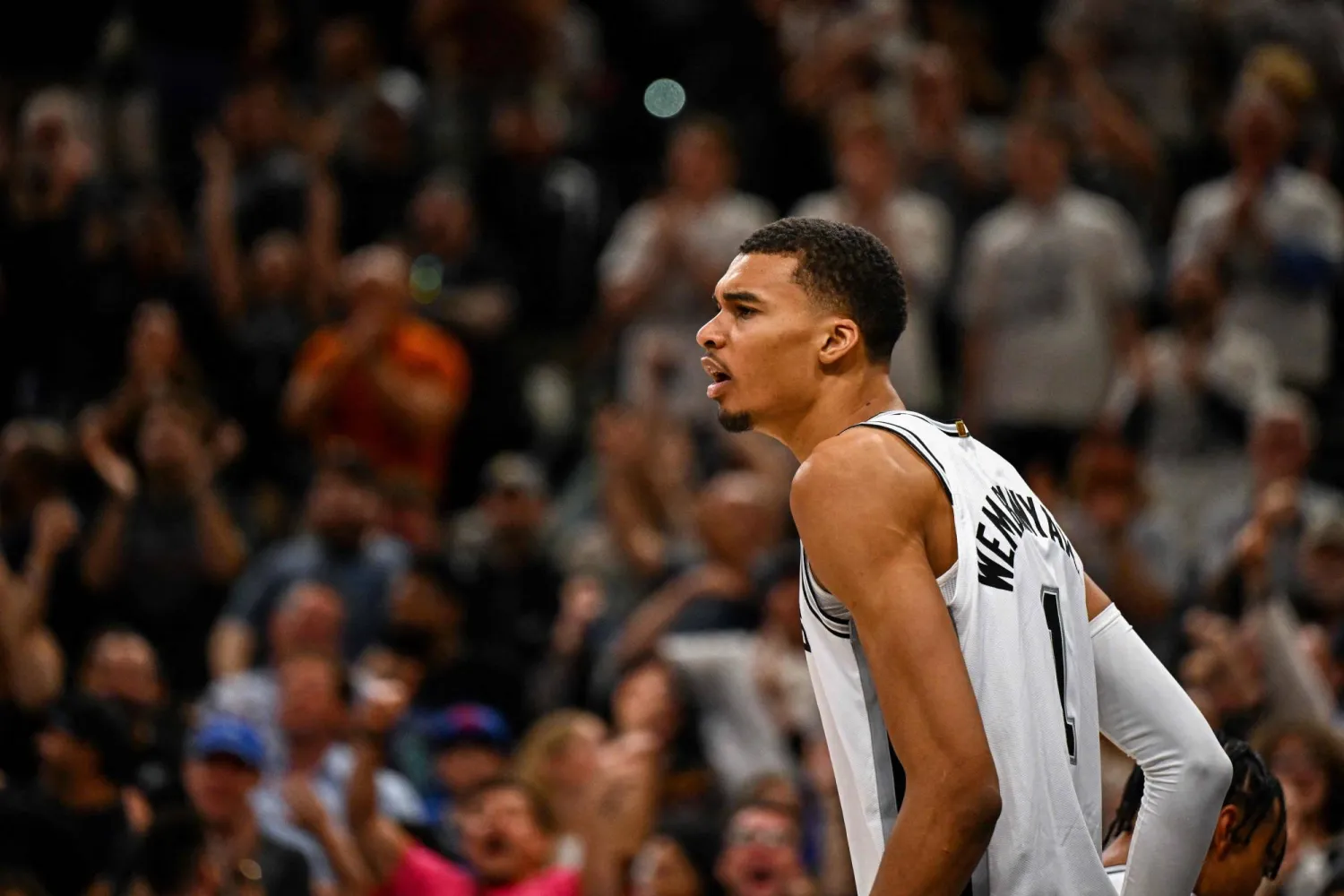 فيكتور ويمبانياما لاعب سان أنطونيو سبيرز (أ.ف.ب)