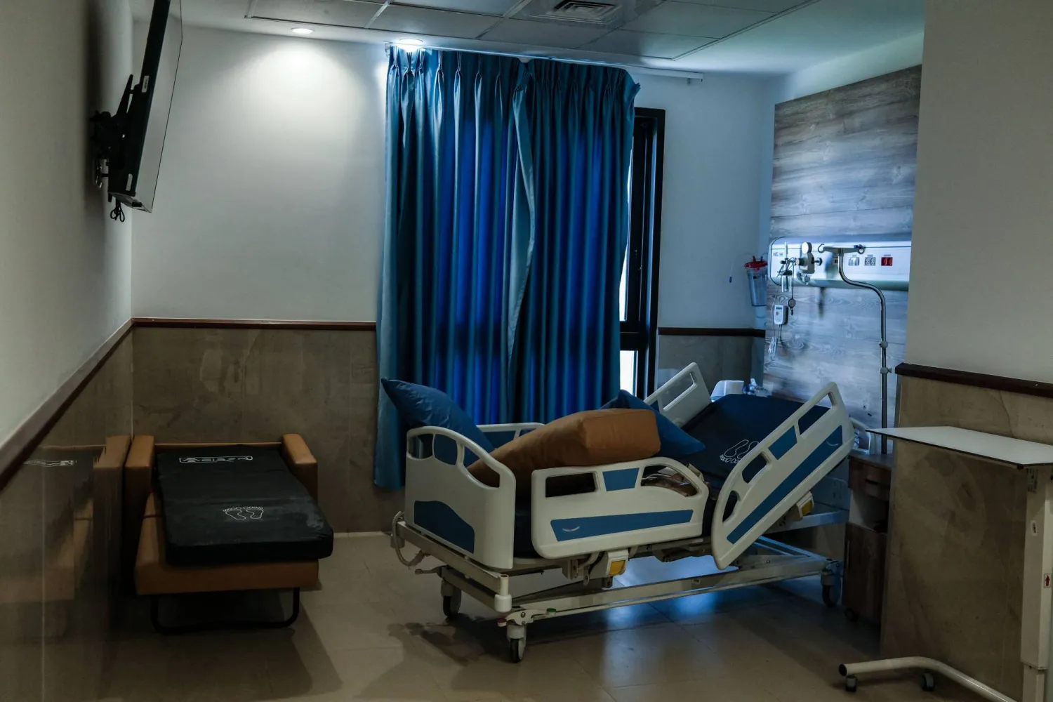 منظر للغرفة التي قُتل فيها 3 فلسطينيين بمستشفى ابن سينا في جنين (أ.ف.ب)