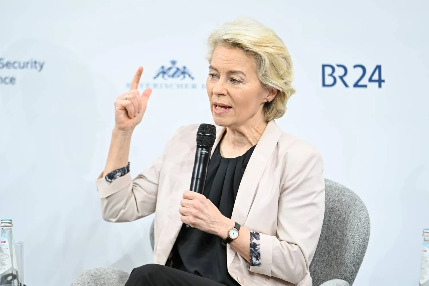 رئيسة المفوضية الأوروبية أورسولا فون دير لاين تتحدث في مؤتمر ميونيخ للأمن (د.ب.أ)