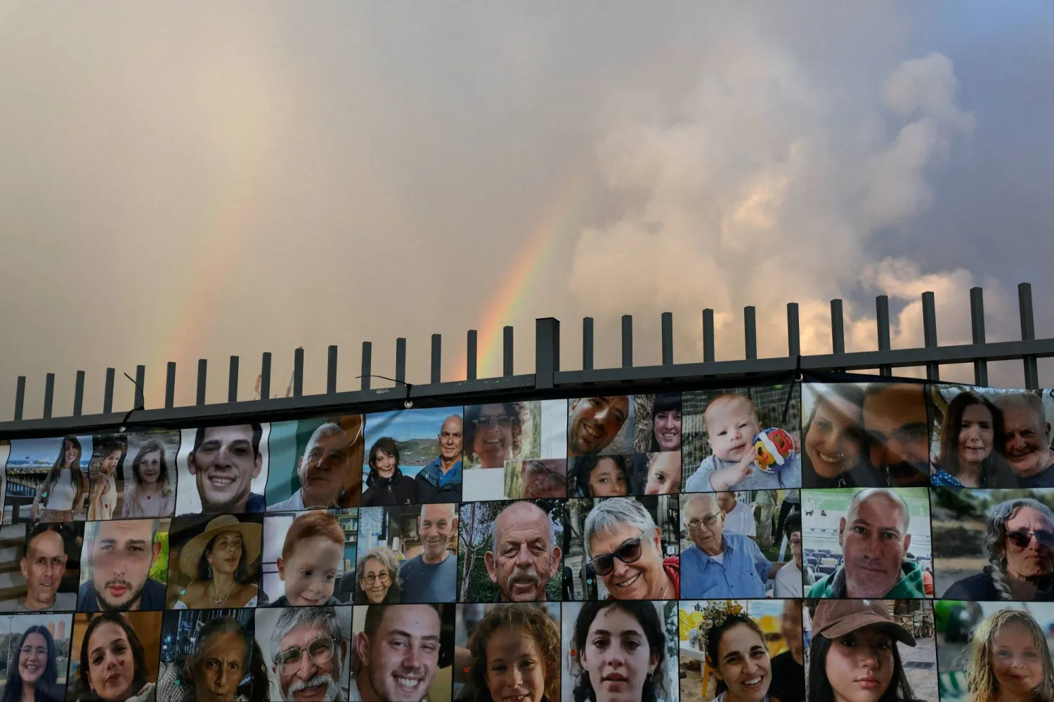 ملصق في تل أبيب الجمعة يحمل صور إسرائيليين محتجزين في قطاع غزة (رويترز)