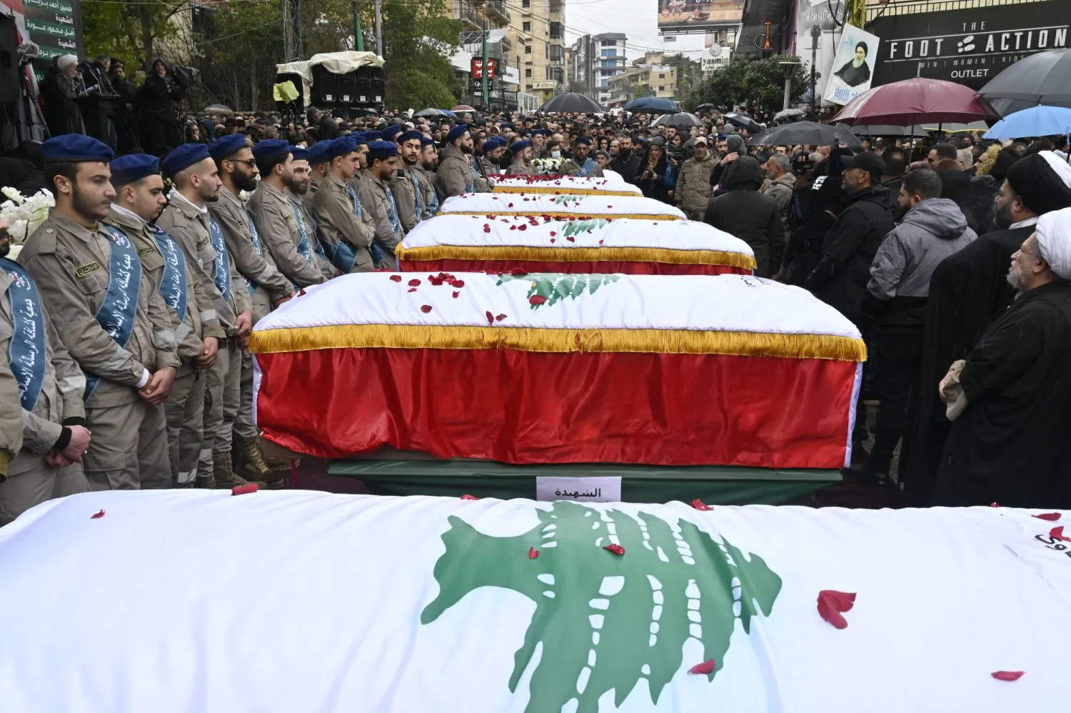 خلال تشييع أبناء النبطية الذين سقطوا في القصف الإسرائيلي على منزلهم في النبطية يوم الأربعاء (إ.ب.أ)