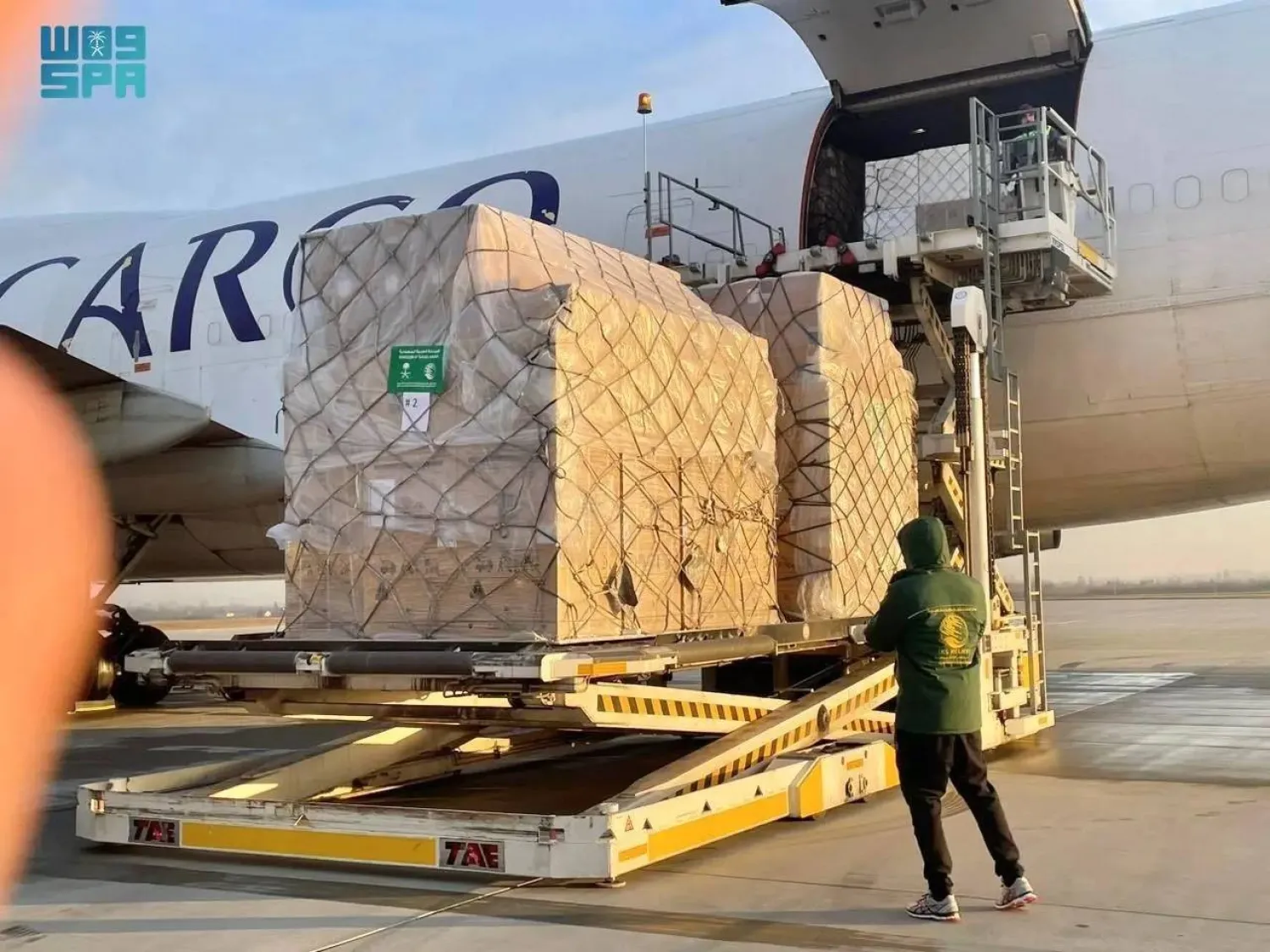 Seventh Saudi relief plane arrives in Poland to deliver aid to Ukrainians. (SPA)