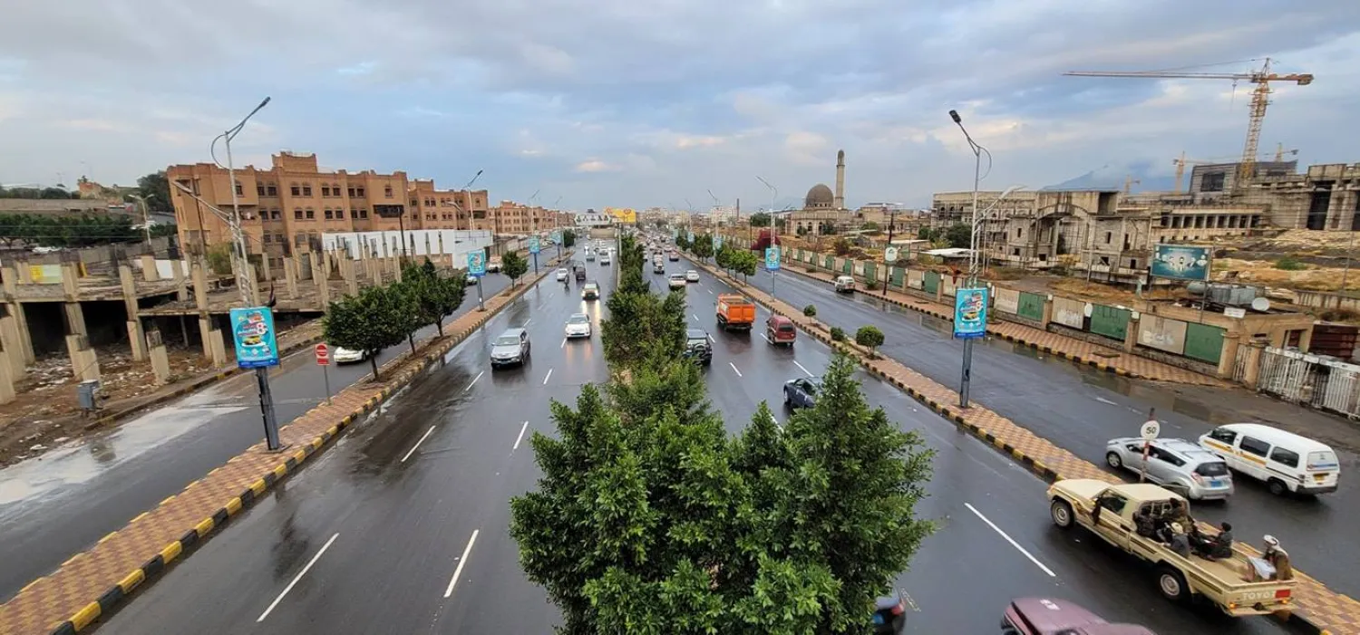 مشهد من شارع الستين في العاصمة صنعاء خلال إحدى ساعات خلوه النادرة من الزحام (إكس)