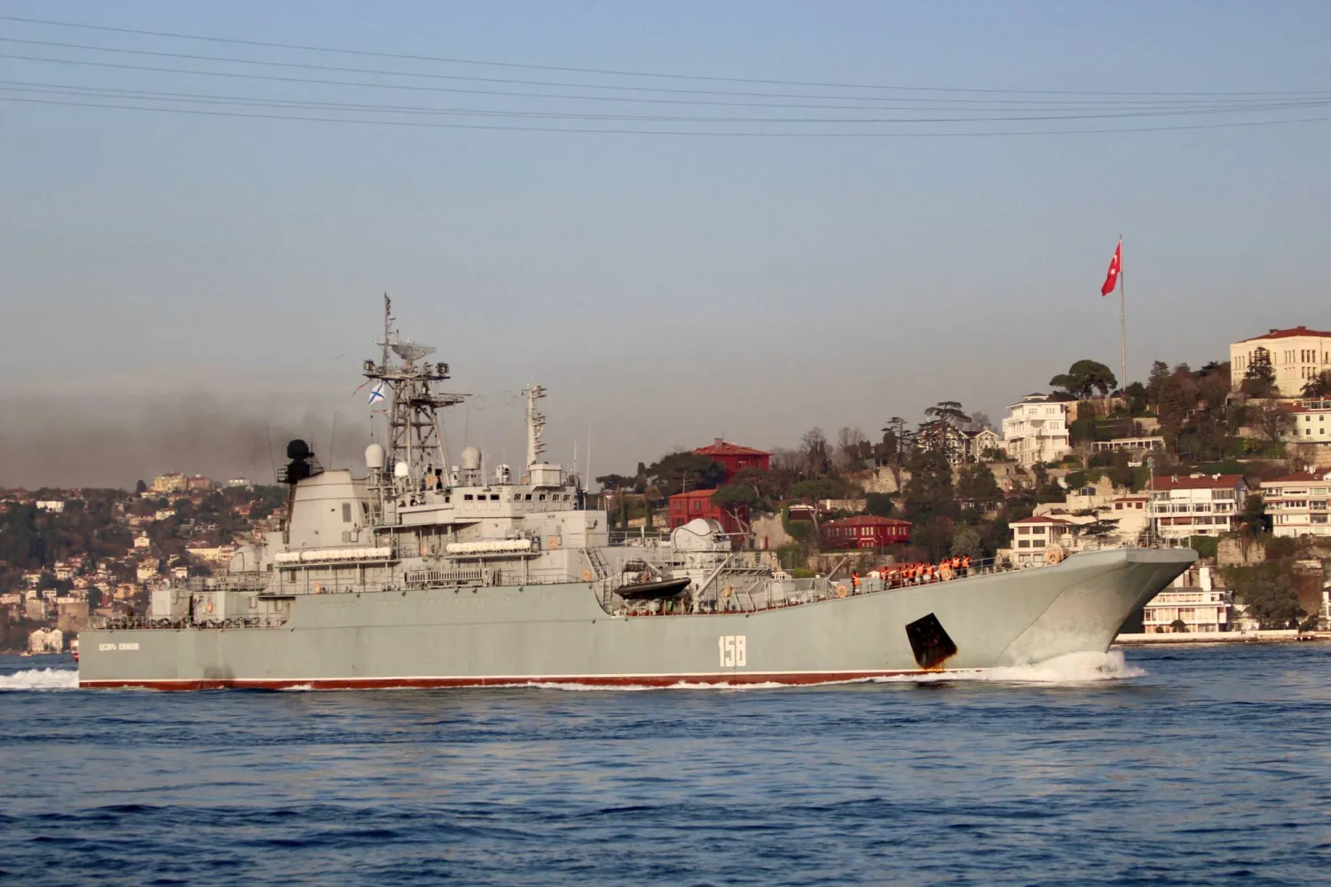 سفينة الإنزال الروسية «سيزار كونيكوف» خلال عبورها مضيق البوسفور 4 مارس 2020 (رويترز)