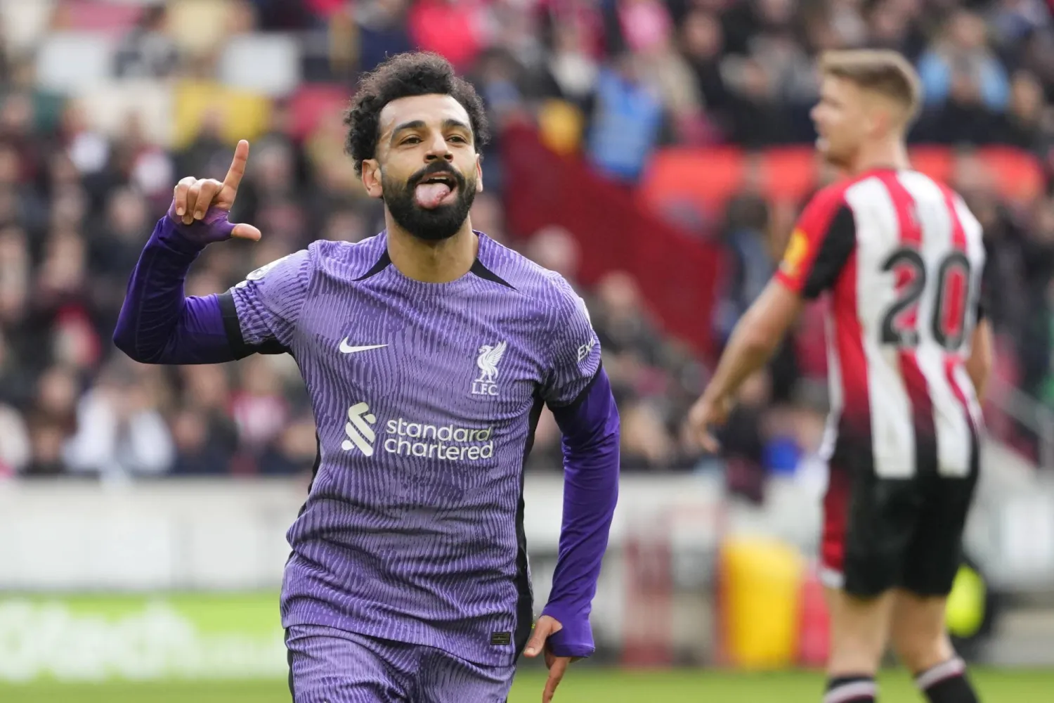 محمد صلاح يحتفل بهدفه في شباك برنتفورد (أ.ب)