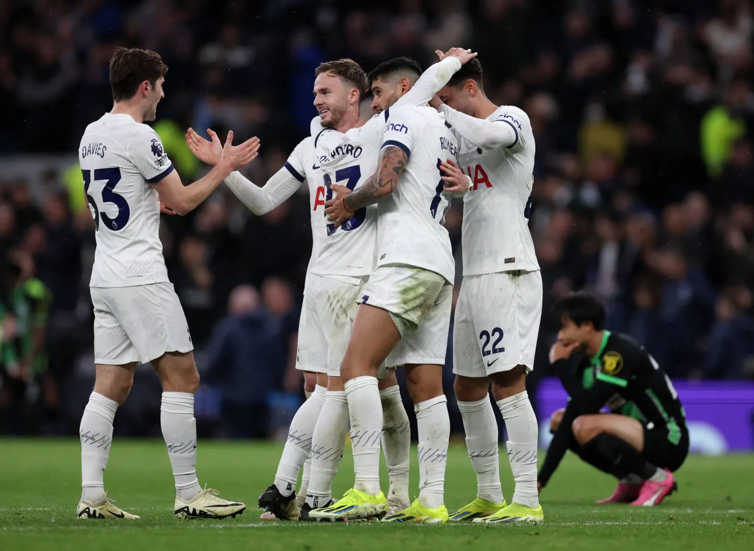 توتنهام ما زال يعاني في مبارياته على أرضه (رويترز)