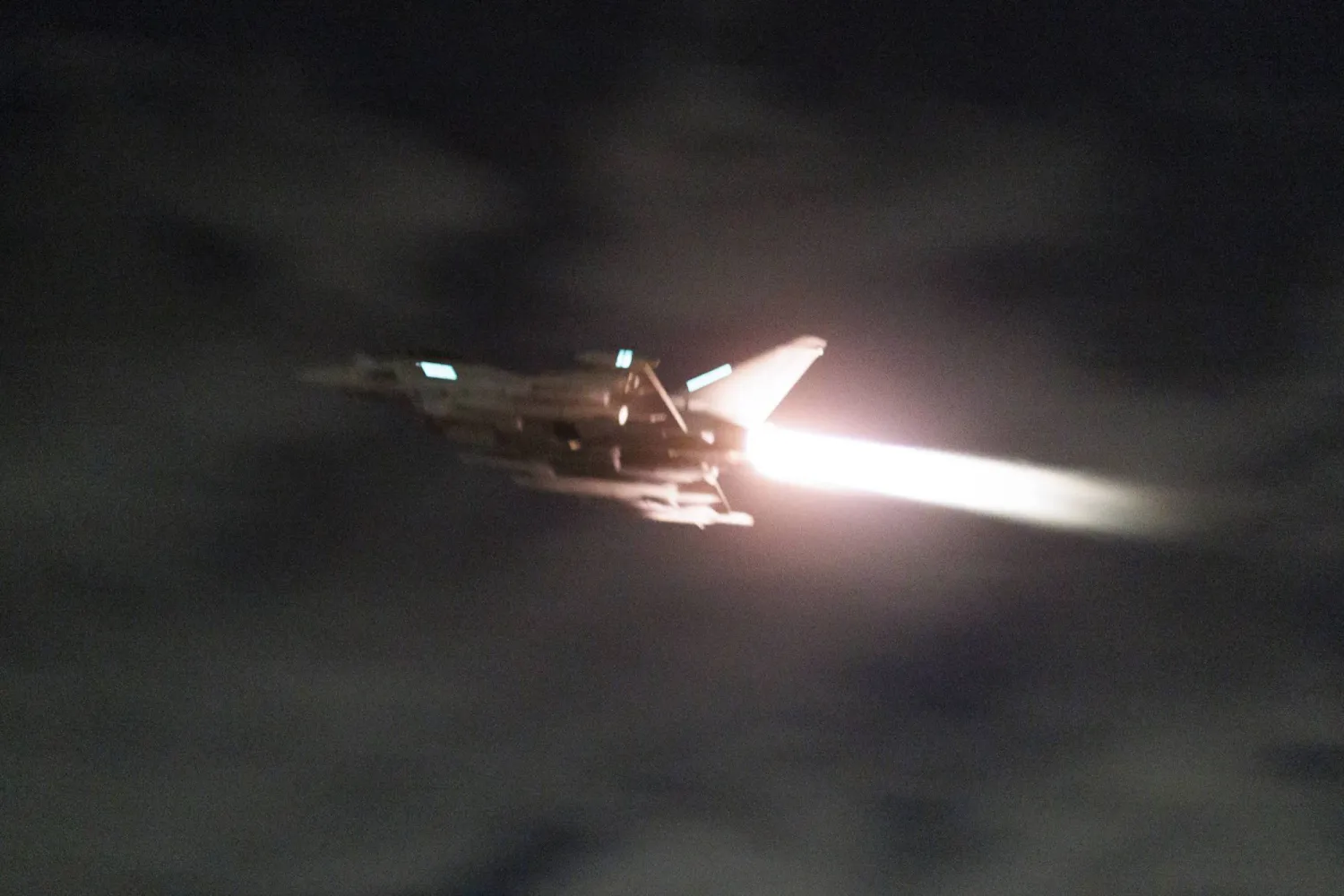 واشنطن تقصف مناطق باليمن تقول إنها تمثل تهديداً للسفن الأميركية والتجارية في المنطقة (أرشيفية - أ.ب)