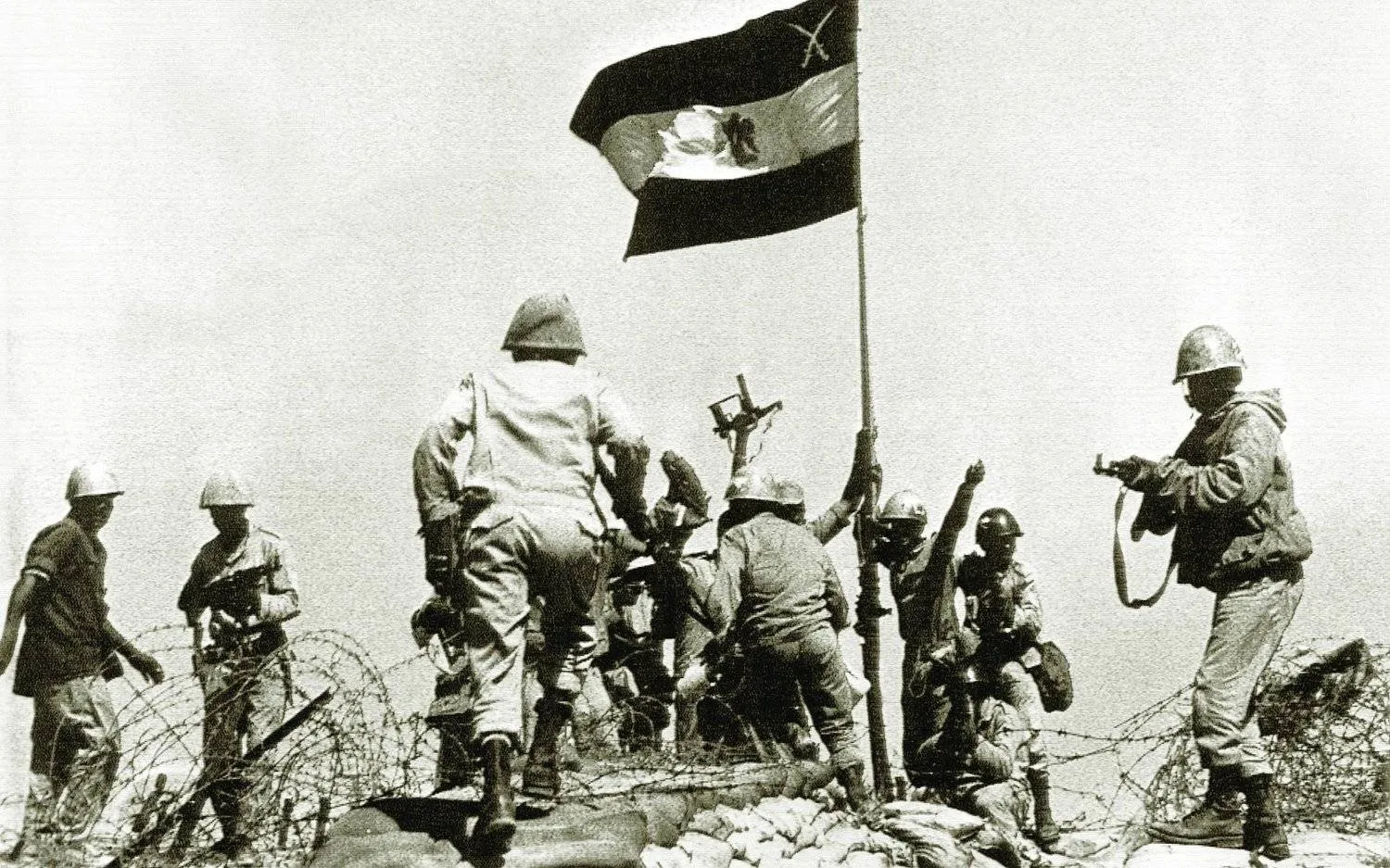 جنود مصريون يرفعون العلم على الضفة الشرقية من قناة السويس خلال معارك حرب أكتوبر 1973 (أ.ب)
