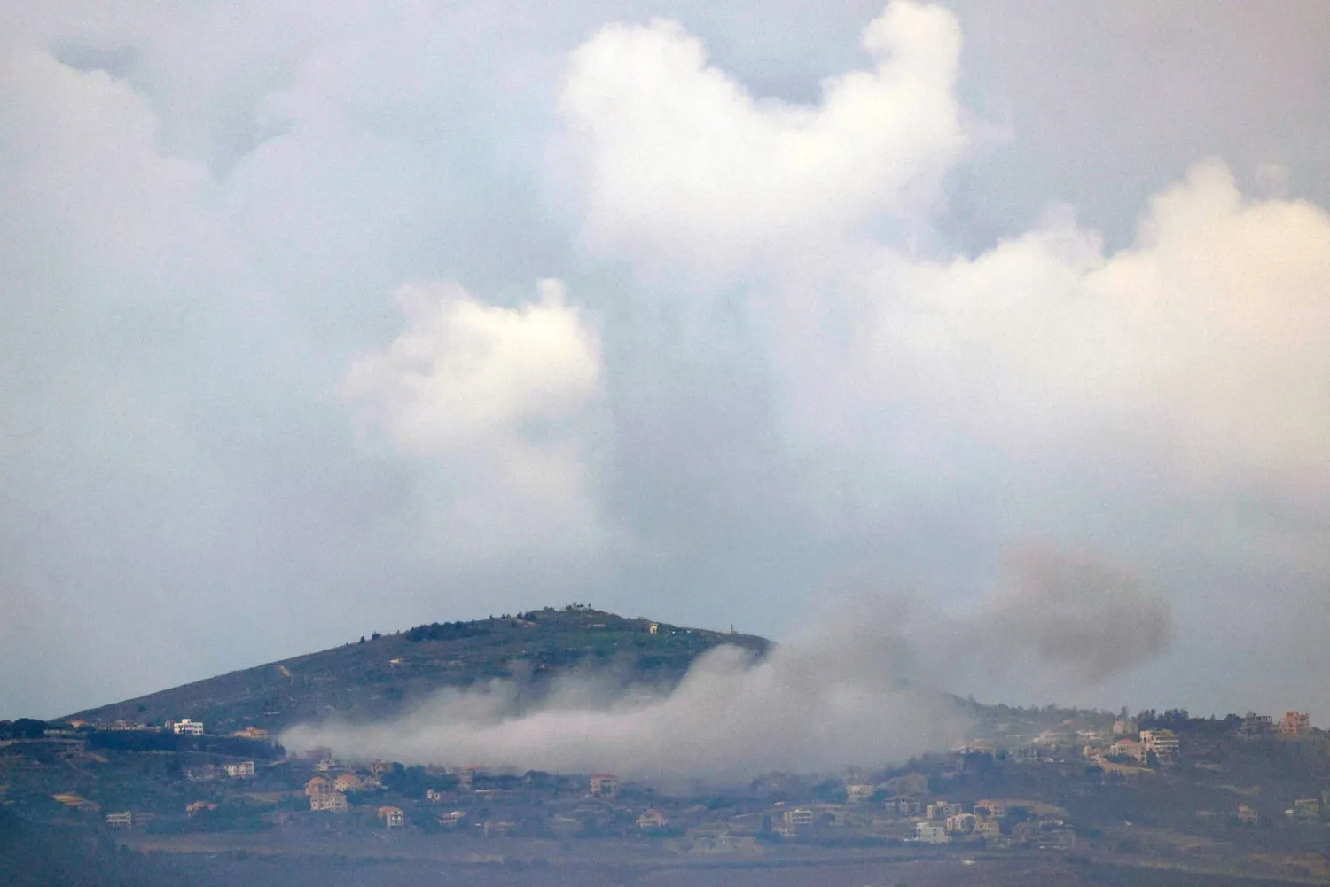دخان قصف إسرائيلي على قرى لبنانية (أ.ف.ب)