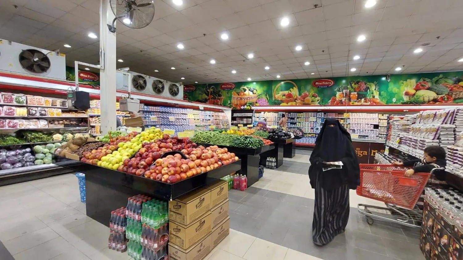 مصريون يقومون بالتسوق داخل أحد المراكز التجارية (الشرق الأوسط)