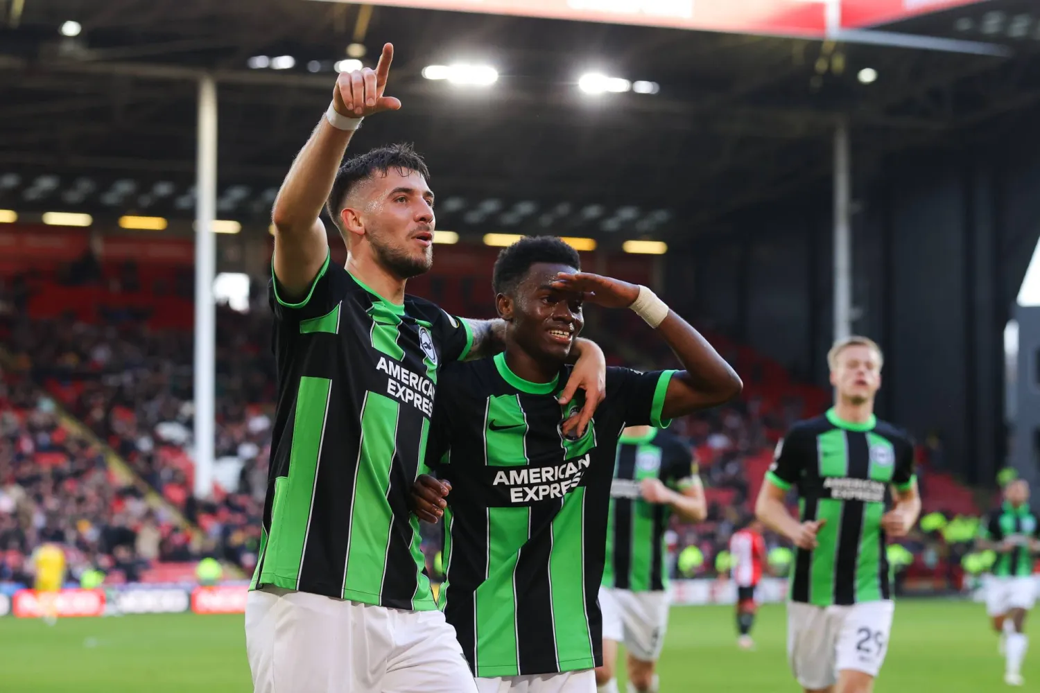 احتفالية لاعبي برايتون بالهدف الخامس في مرمى شيفيلد (غيتي)