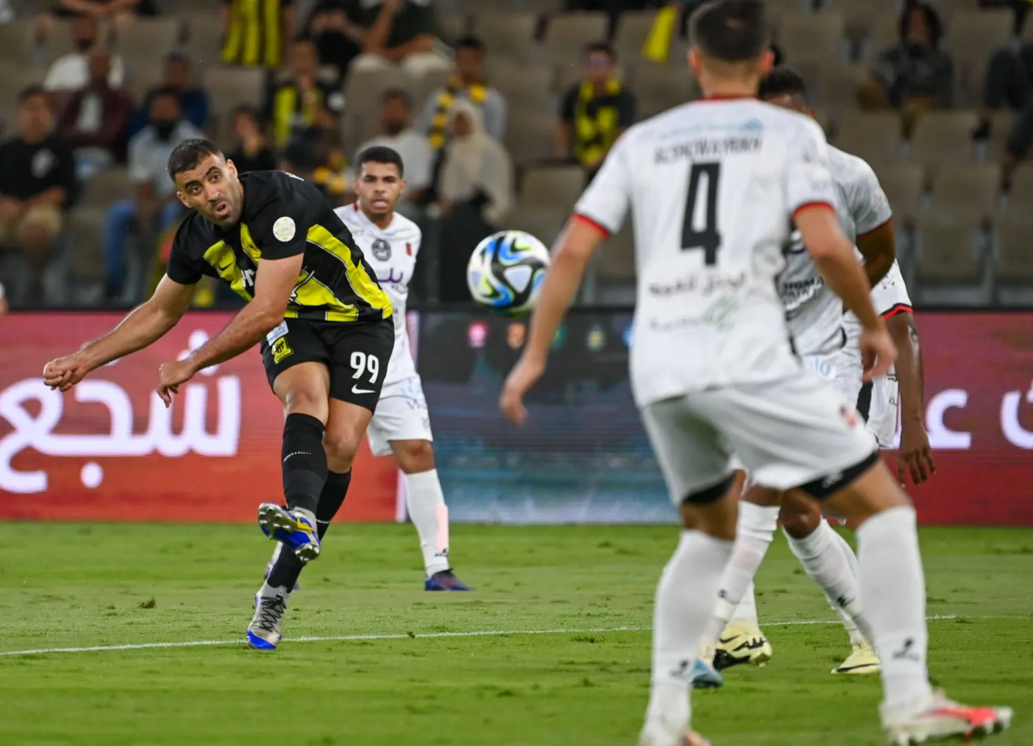 حمد الله قاد الاتحاد للفوز الثمين على الرياض بتسجيله هدفي المباراة (تصوير: علي خمج)