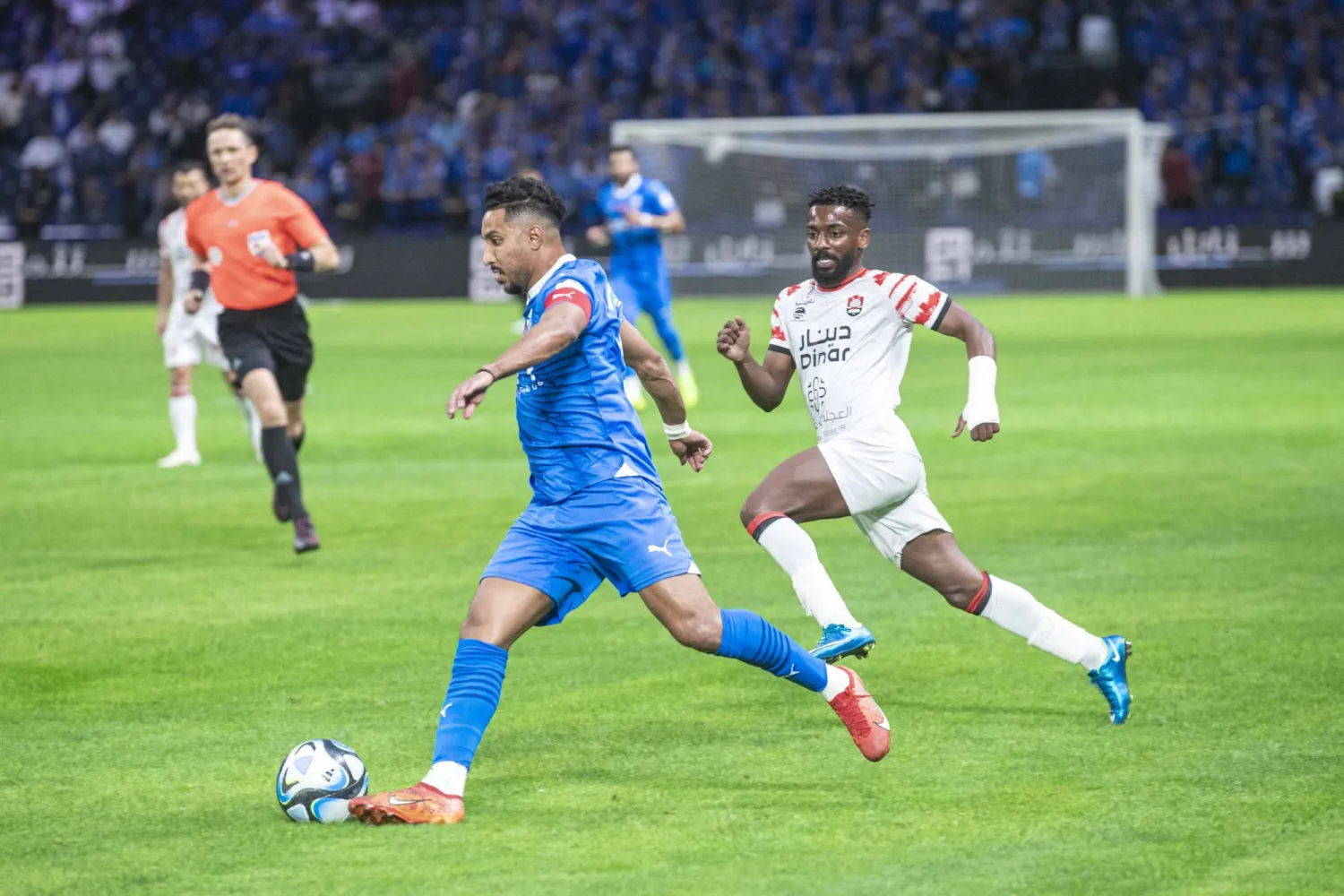 الدوسري يقود هجمة زرقاء ضد مرمى الرائد (تصوير: يزيد السمراني)