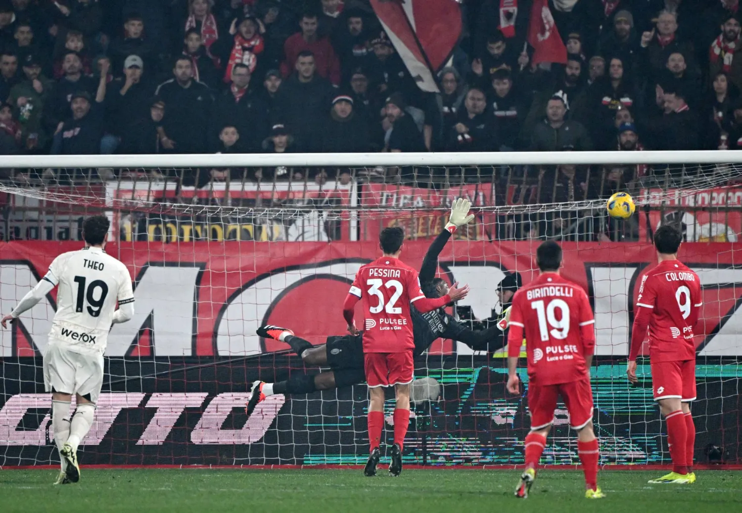 بوندو لاعب مونزا يسجل هدف فريقه الثالث في مرمى الميلان (رويترز)