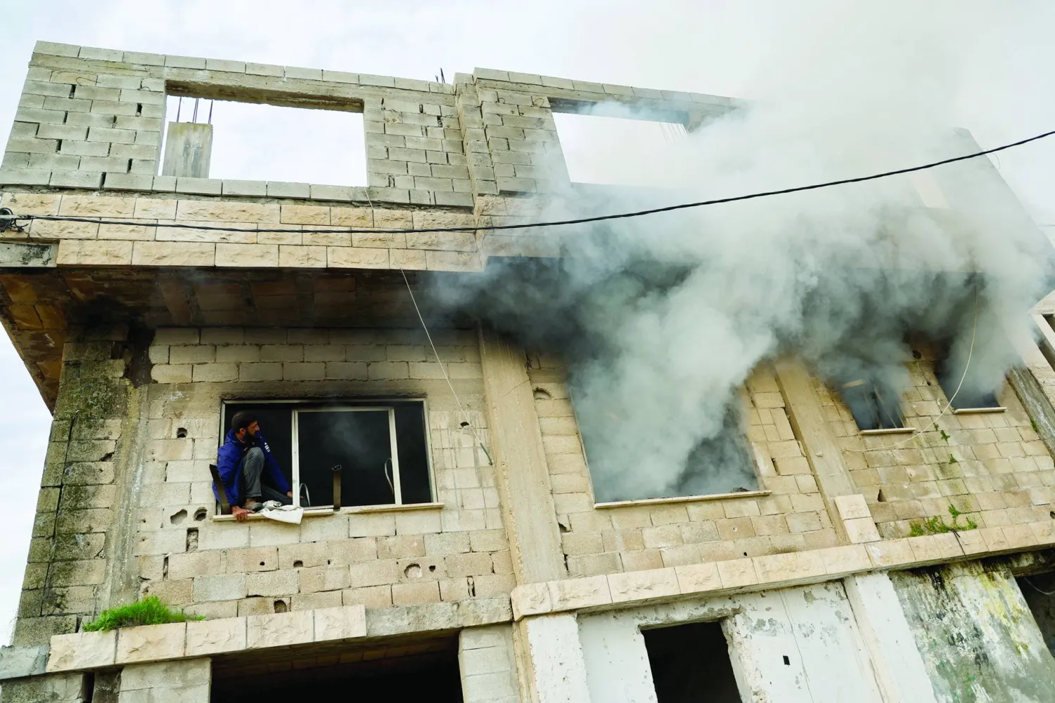 حريق في منزل عقب غارة إسرائيلية على قرية بجوار مدينة جنين (أرشيفية - رويترز)