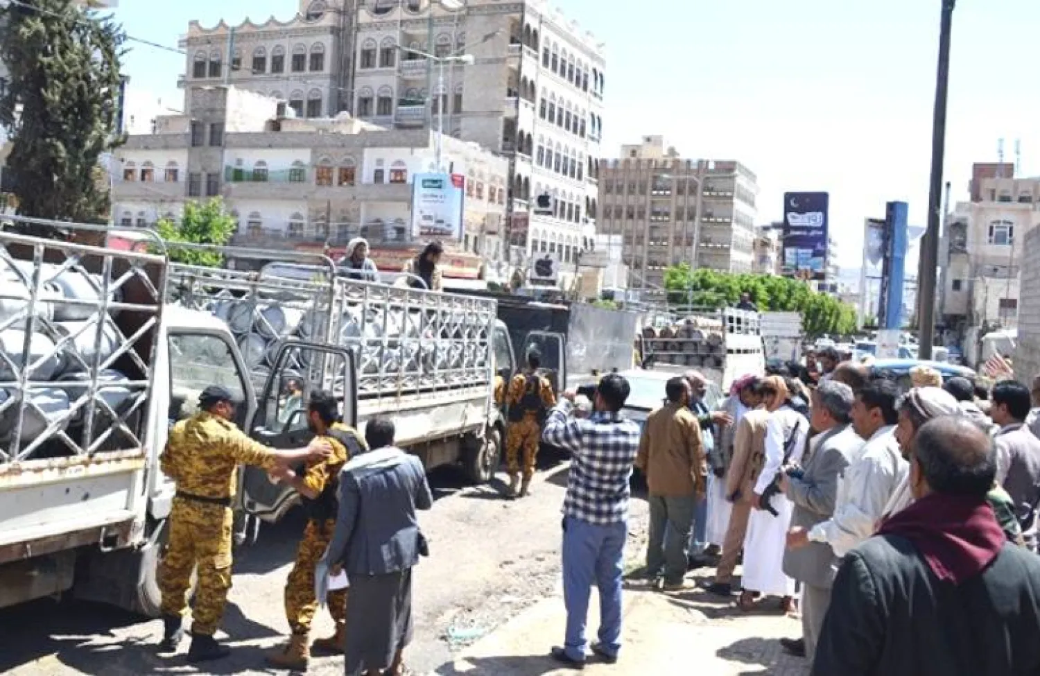 يجني الحوثيون أرباحاً كبيرة جرَّاء احتكار وبيع وتوزيع الغاز المنزلي (فيسبوك)