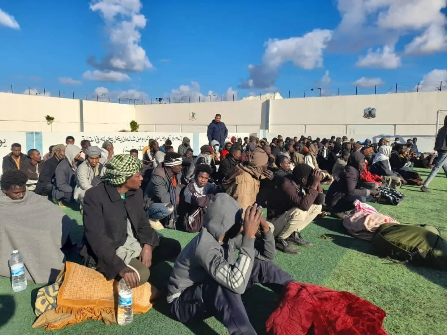 Bir süre önce Libya’nın batısında gözaltına alınan Sudanlı ve Çadlı göçmenler. (İçişleri Bakanlığı)