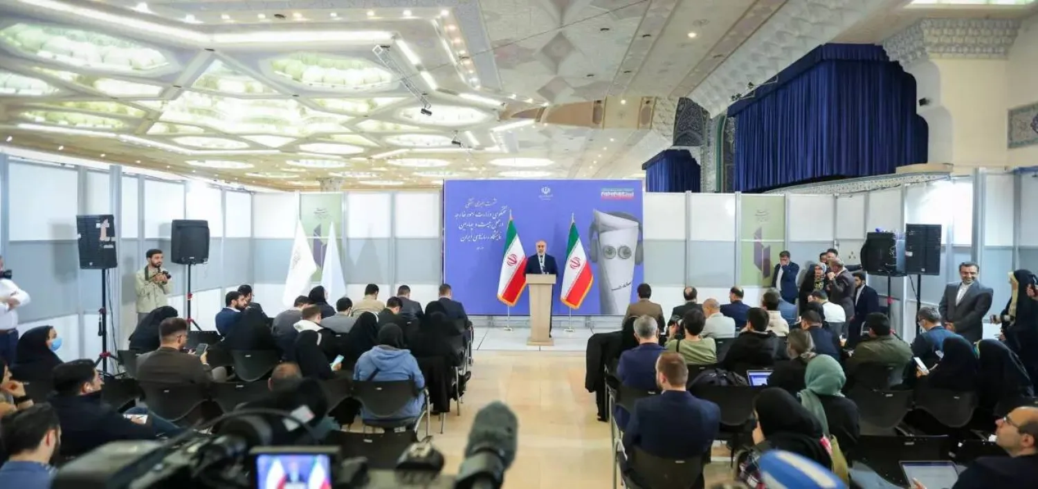 المتحدث باسم وزارة الخارجية ناصر كنعاني يتحدث للصحافيين على هامش معرض وسائل الإعلام الإيرانية في طهران (إرنا)