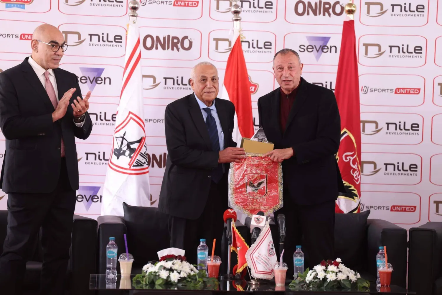 محمود الخطيب يهدي شعار النادي الأهلي إلى رئيس الزمالك (حساب النادي الأهلي على فيسبوك)