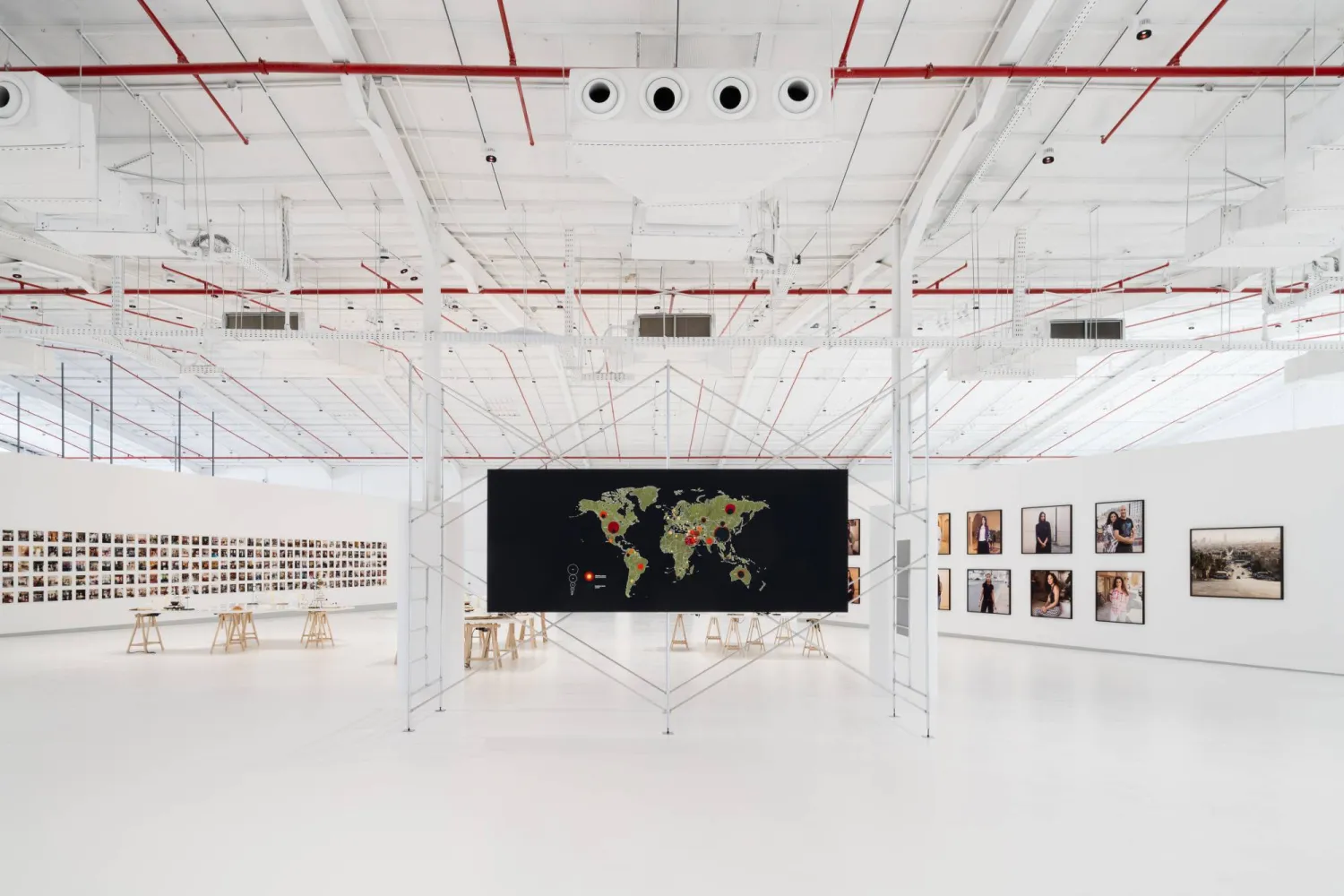 يجمع البينالي فنانين من خلفيات وثقافات وبيئات متنوعة (مؤسسة بينالي الدرعية)