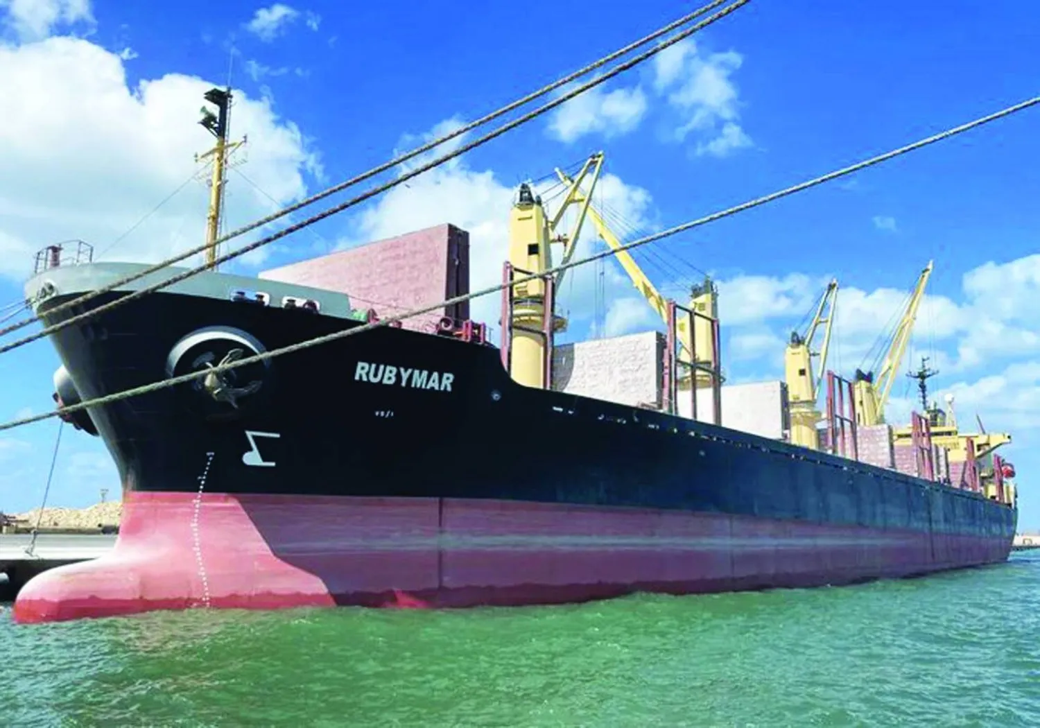 Husilerin bombardımanı sonucu Aden Körfezi'nde batma tehlikesiyle karşı karşıya kalan İngiliz gemisi. (X platformu)