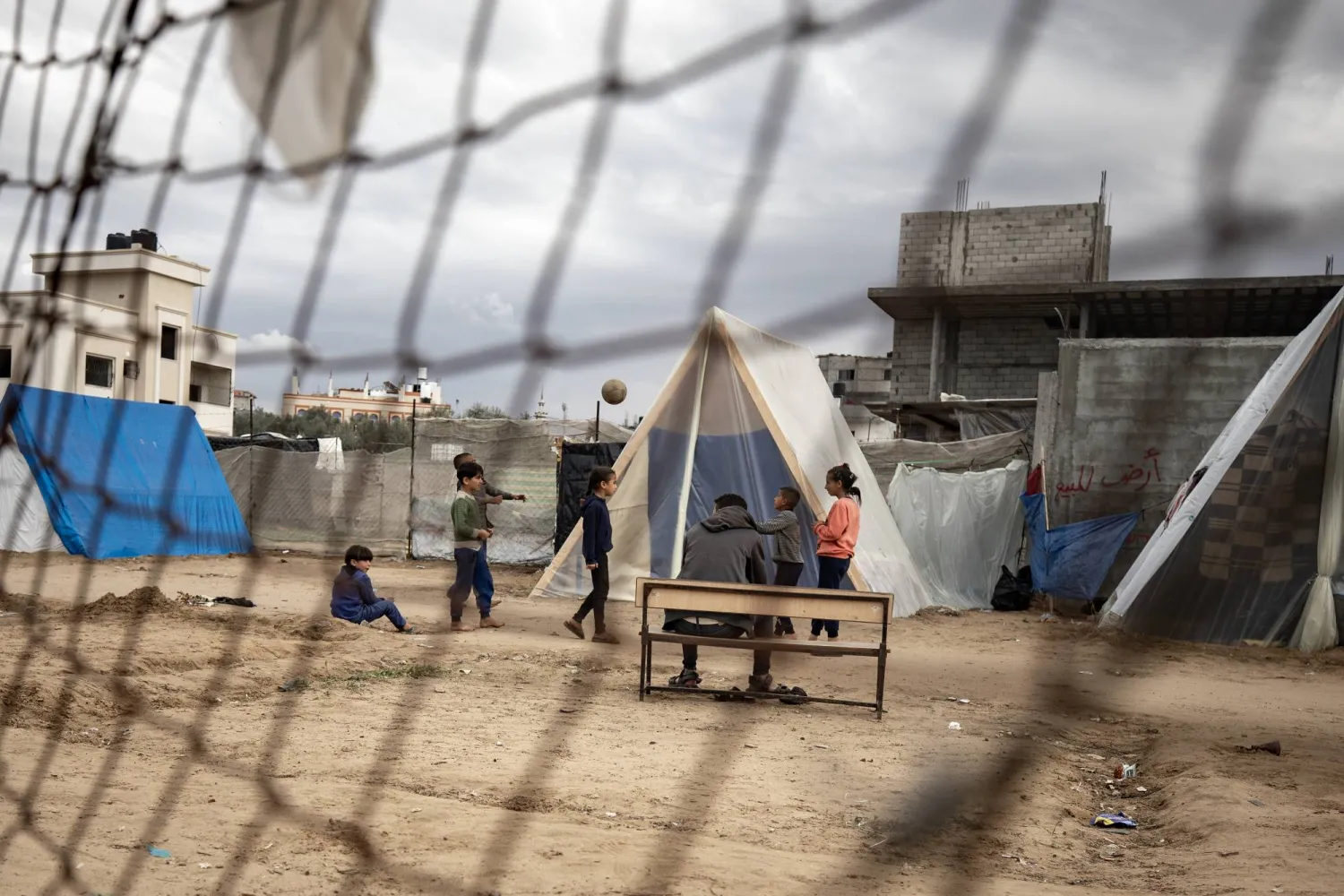 نازحون فلسطينيون في مخيم برفح جنوب قطاع غزة (إ.ب.أ)