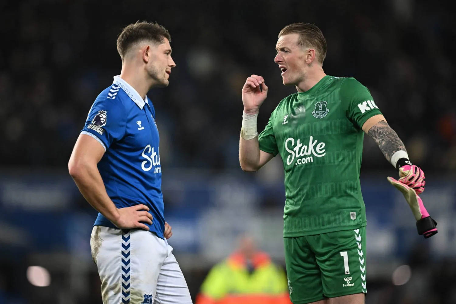 تاركوفسكي يتحدث مع الحارس بيكفورد بعد التعادل أمام بالاس (أ.ف.ب)