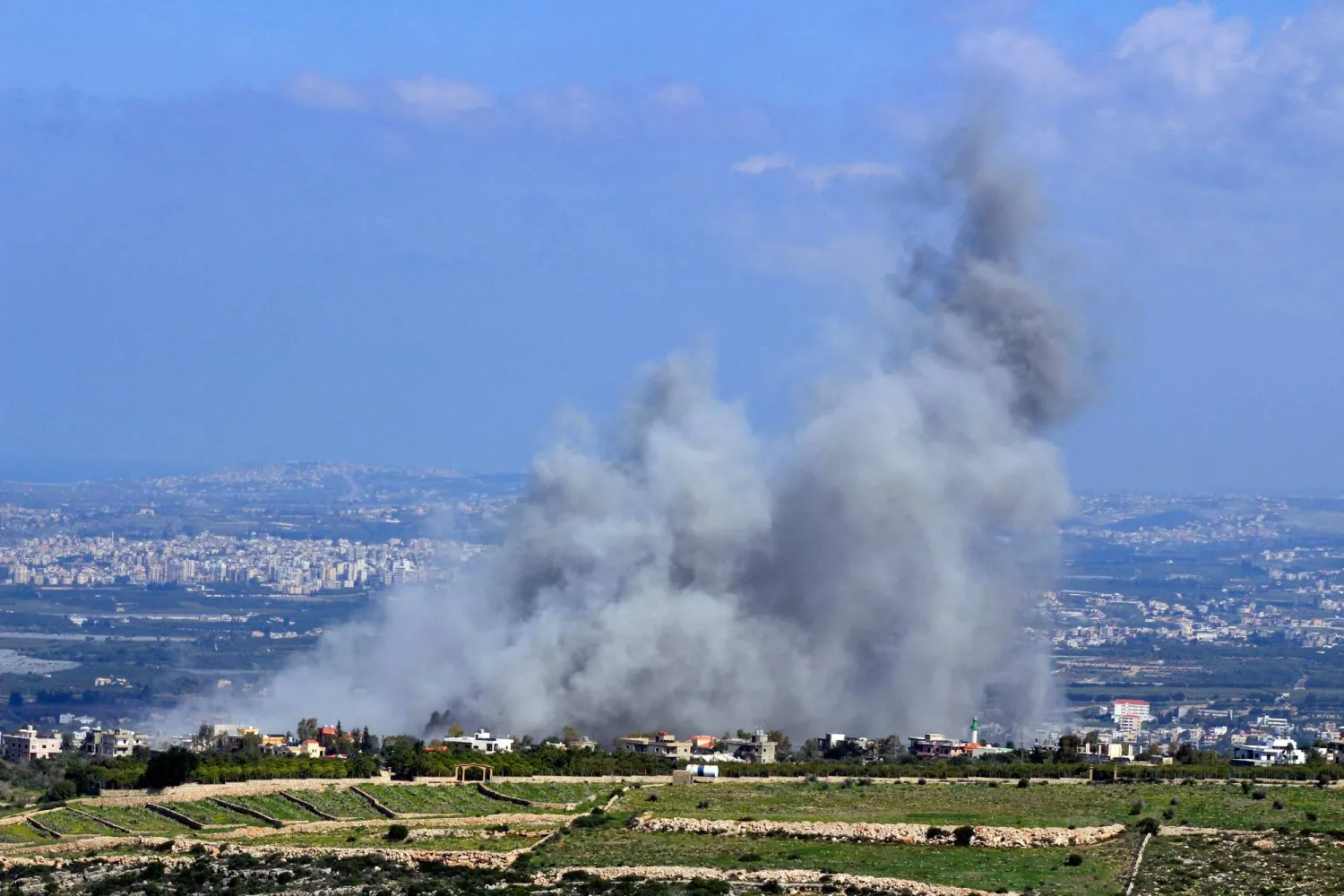 تصاعد الدخان إثر القصف الإسرائيلي على قريتي المنصوري ومجدلزون بالقرب من الحدود الجنوبية للبنان الأربعاء (أ.ف.ب)