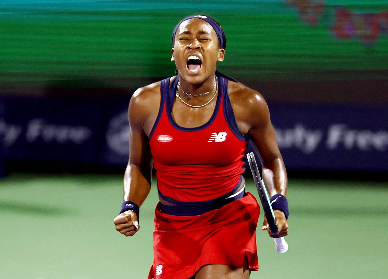 فرحة الأميركية كوكو غوف عقب فوزها على التشيكية كارولينا بليشكوفا ضمن منافسات دورة دبي للتنس (رويترز)