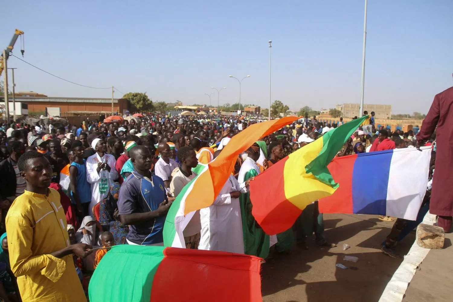 Nijer, Burkina Faso ve Mali hükümet başkanlarının geçen 29 Aralık'ta yaptığı toplantı ile eş zamanlı olarak Nijer'in Niamey kentinde gösteri düzenlendi. (Reuters)