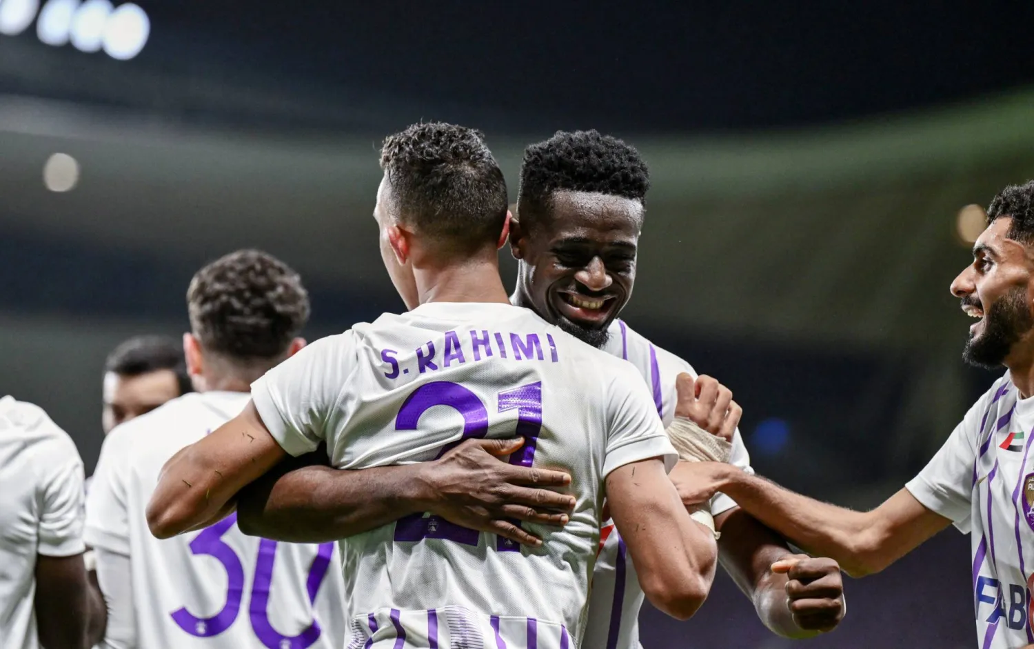 فرحة لاعبي العين الإماراتي بهدف المغربي سفيان رحيمي في مرمى ناساف الأوزبكي في دوري أبطال آسيا (الشرق الأوسط)