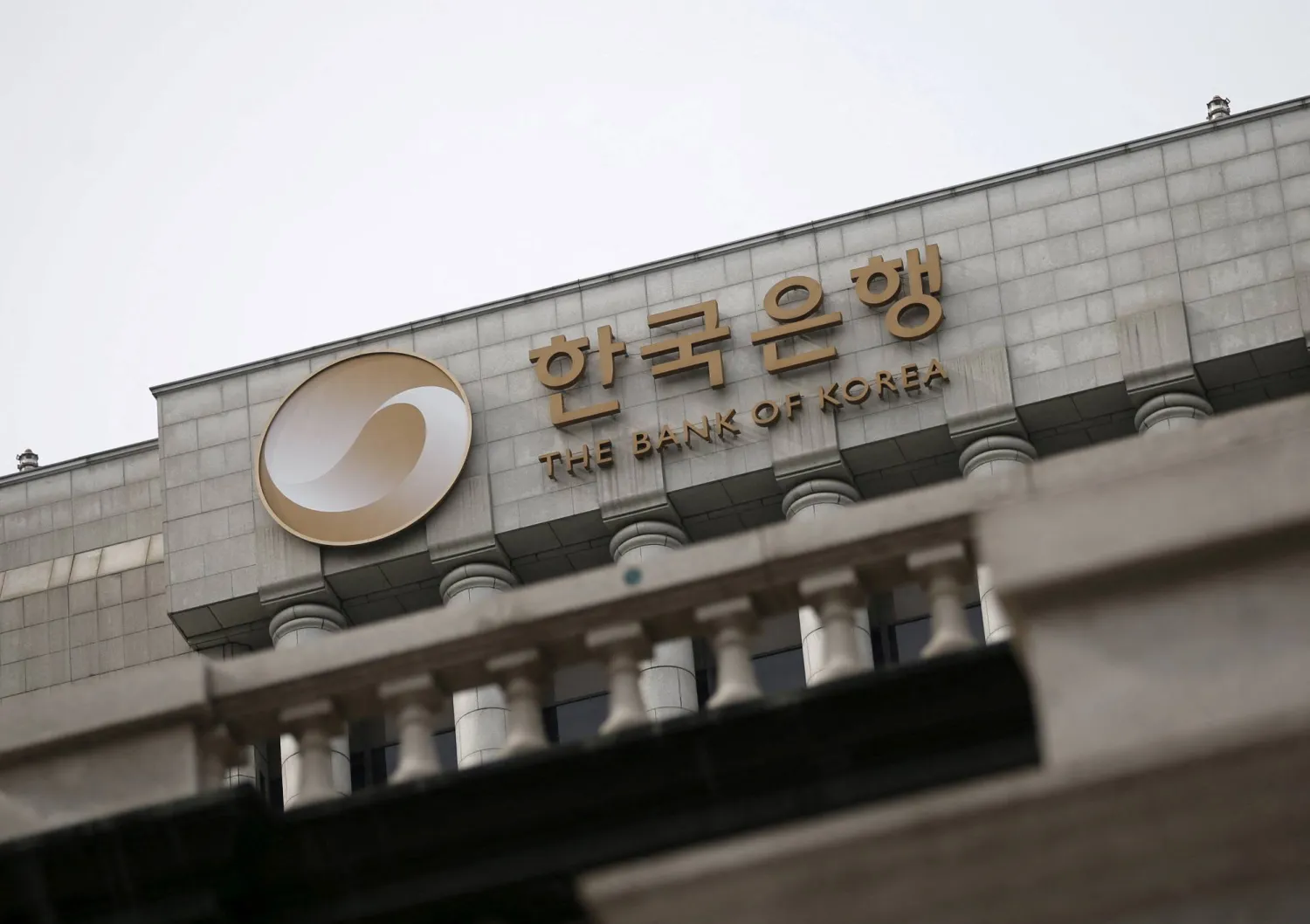 أبقى «المركزي الكوري» أسعار الفائدة ثابتة عند 3.5 % وسط توقعات بخفضها في الربع الثالث من هذا العام (رويترز)