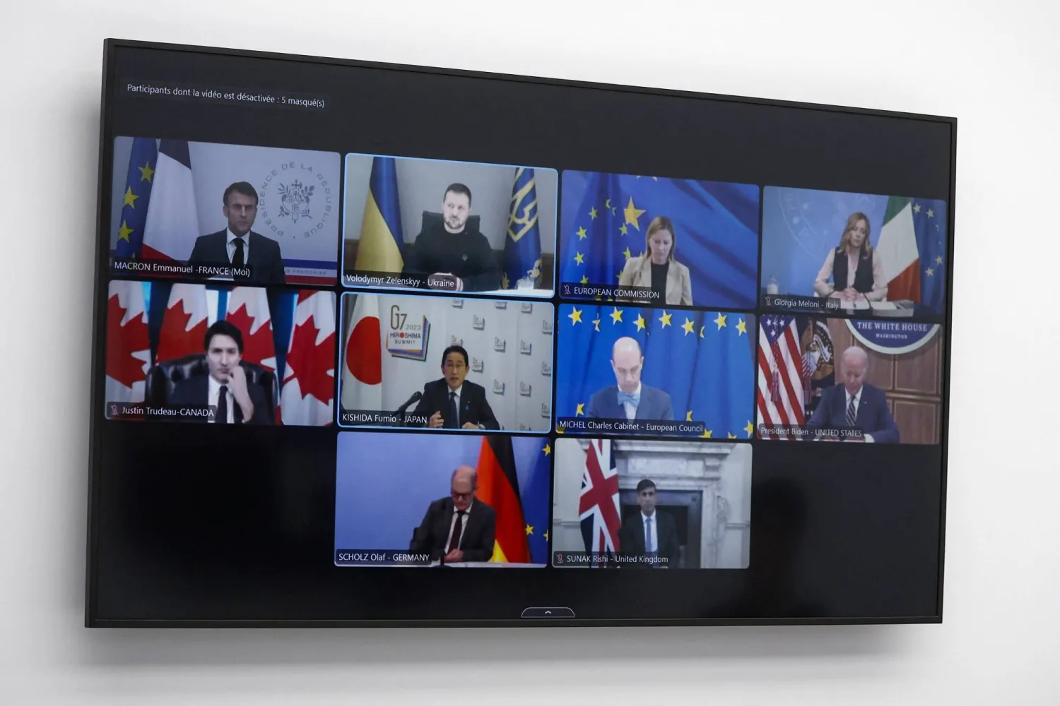 الرئيس الأوكراني فولوديمير زيلينسكي خلال مؤتمر افتراضي سابق لقادة «مجموعة السبع» في قصر الإليزيه (أ.ف.ب)