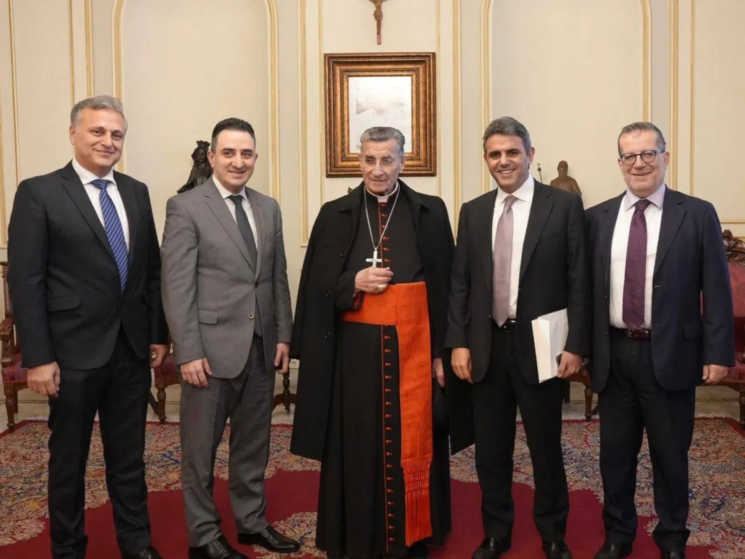 البطريرك الراعي متوسطاً وفد «القوات اللبنانية» في بكركي (إعلام القوات)