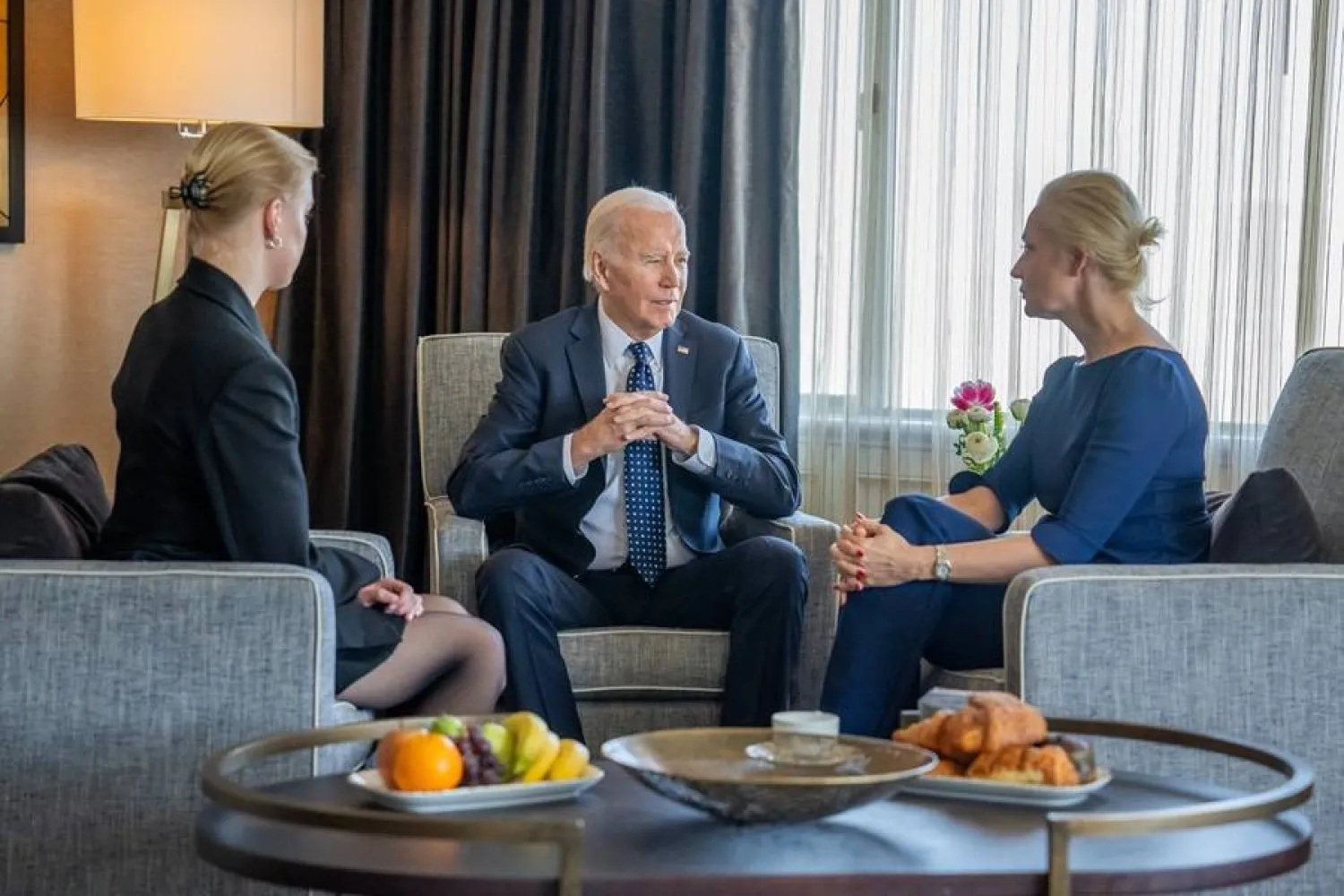 Biden, San Francisco'da Yulia ve Dasha Navalnaya ile buluştu (Beyaz Saray X platformu aracılığıyla)