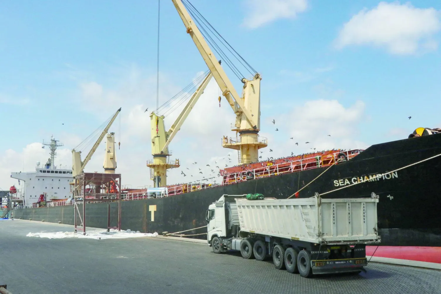 
سفينة شحن أميركية تحمل مساعدات لليمن تعرضت لهجوم بصاروخين حوثيين (رويترز)