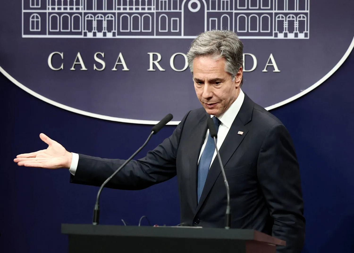 وزير الخارجية الأميركي أنتوني بلينكن يحضر مؤتمراً صحافياً مشتركاً مع وزيرة الخارجية الأرجنتينية ديانا موندينو في قصر كازا روسادا الرئاسي في بوينس آيرس بالأرجنتين (رويترز)