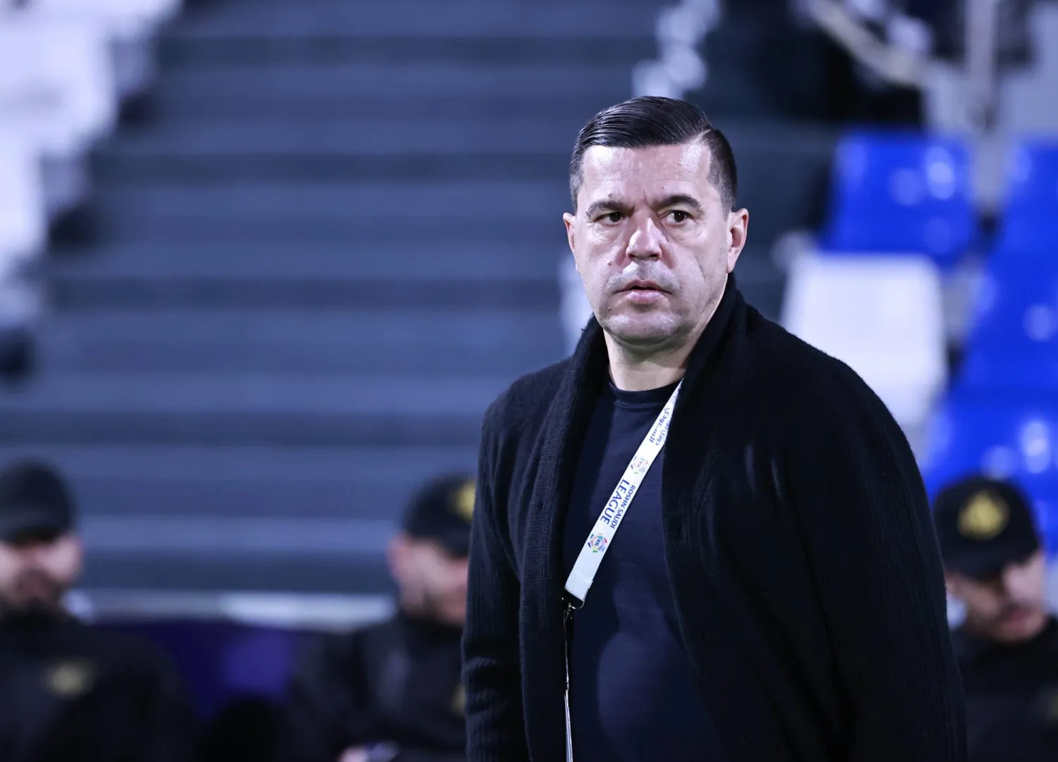 كوزمين كونترا مدرب فريق ضمك خلال اللقاء (تصوير: عيسى الدبيسي)