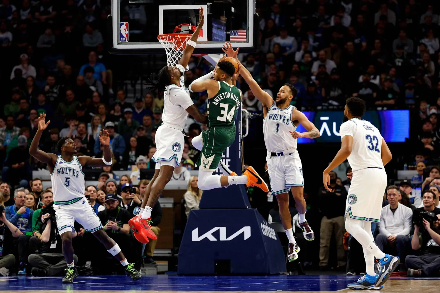 ميلووكي رفع رصيده إلى 36 فوزاً و21 خسارة (أ.ف.ب)