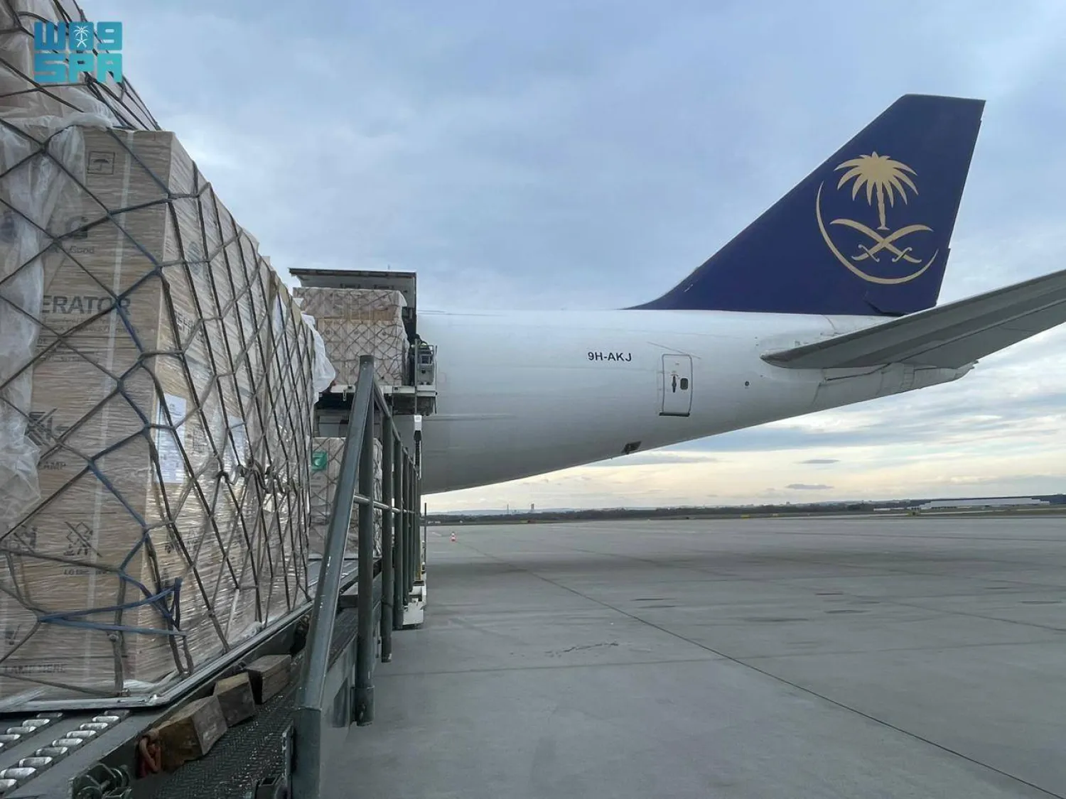 الطائرة الإغاثية السعودية في مطار زوسوف البولندي (واس)