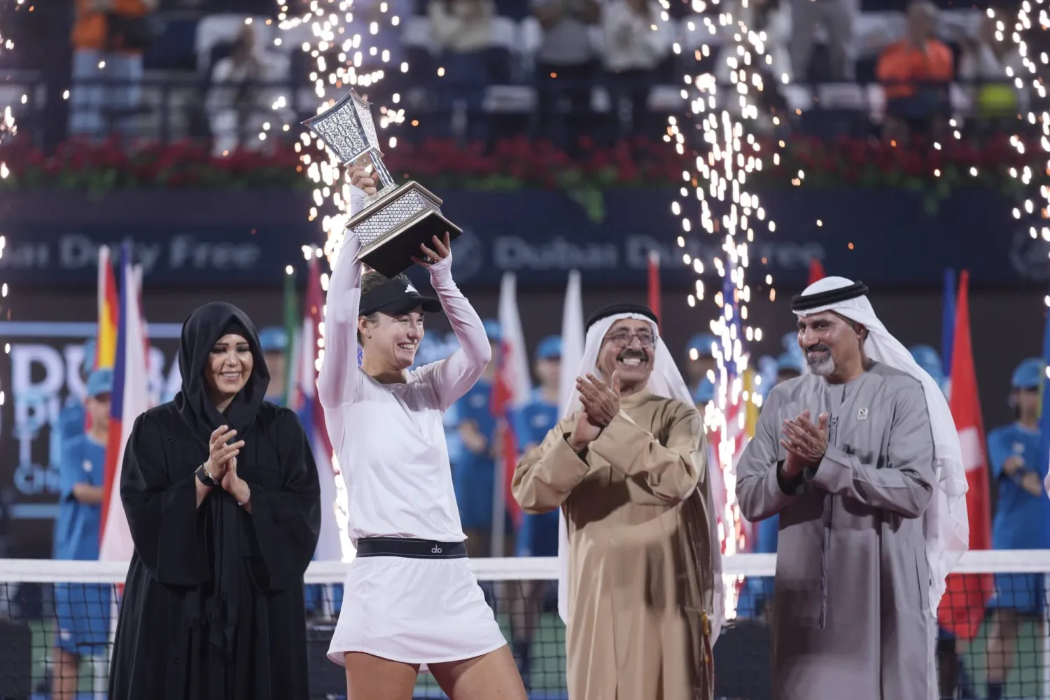 جانب من تتويج الإيطالية باوليني بكأس دبي للتنس (أ.ب)