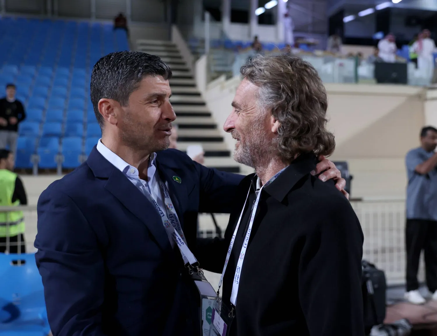 بيدرو وكارينيو في حديث ودي جمعهما قبل انطلاق المباراة (تصوير: مشعل القدير)