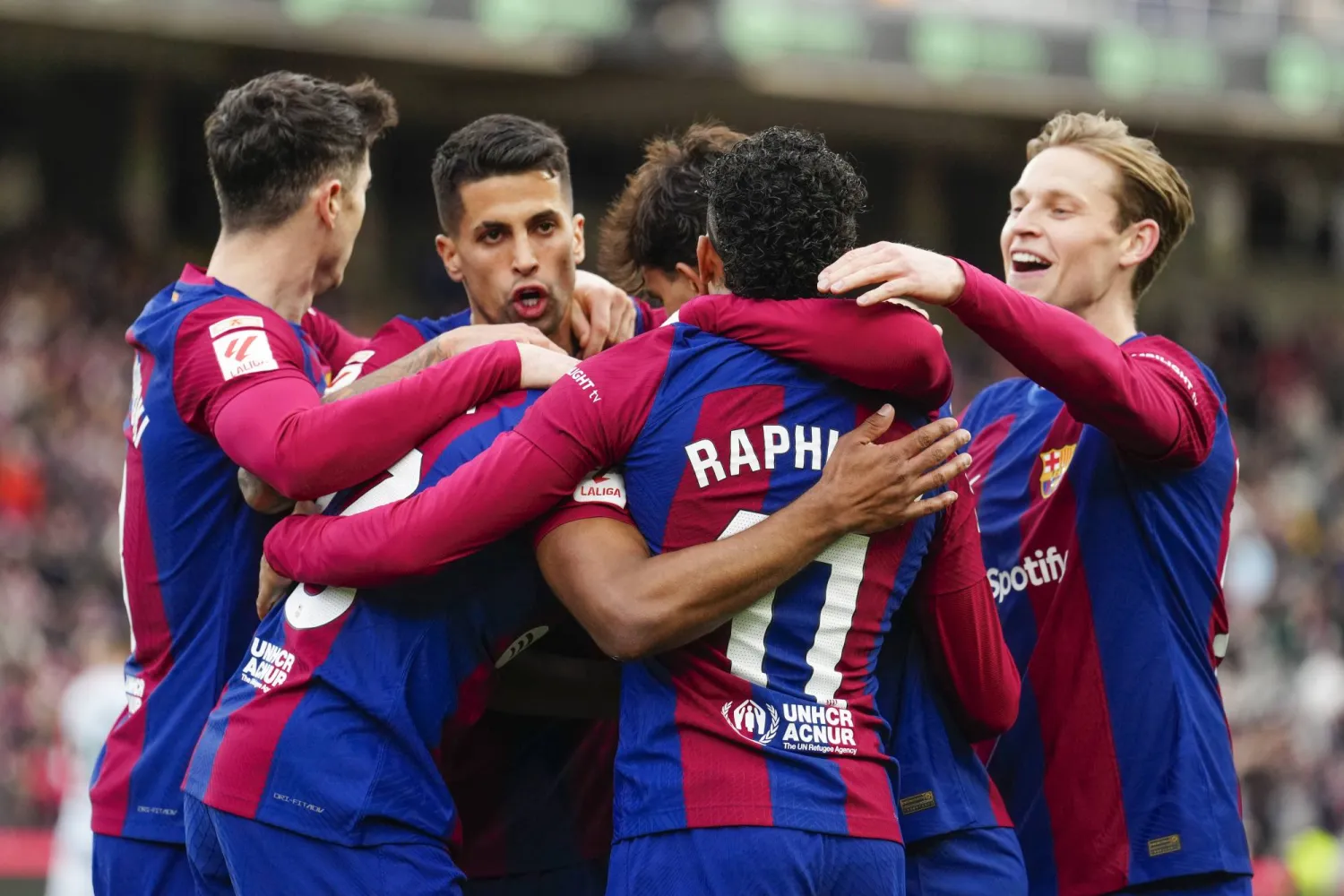 لاعبو برشلونه يحتفلون بأحد أهدافهم في خيتافي (إ.ب.أ)