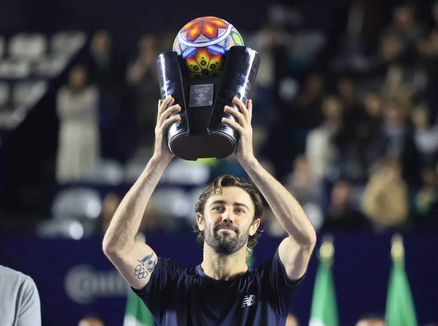 جوردان تومسون يحتفل بكأس بطولة «لوس كابوس» (رويترز)