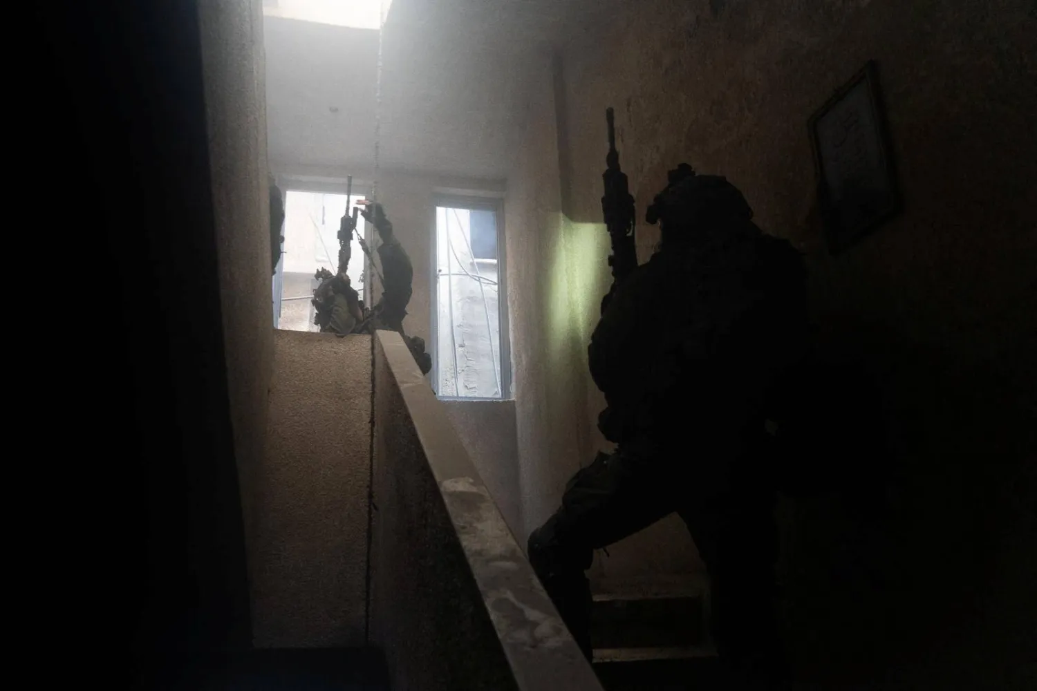 جنود إسرائيليون يشاركون في العملية البرية بقطاع غزة وسط الاشتباكات المستمرة بين إسرائيل وحركة «حماس» (رويترز)