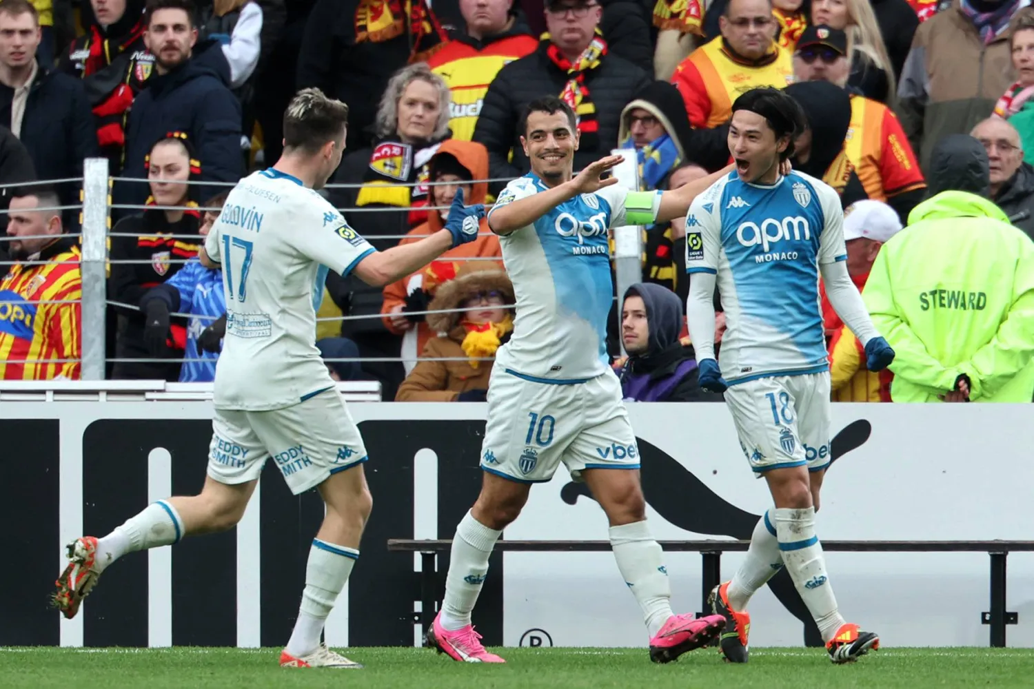 الياباني تاكومي مينامينو سجل الهدف القاتل لموناكو (أ.ف.ب)