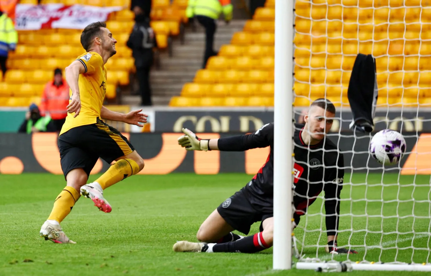 بابلو سارابيا لاعب ولفرهامبتون ينطلق فرحا عقب تسجيل هدف الفوز في مرمى شيفيلد يونايتد في الدوري الإنجليزي (رويترز)