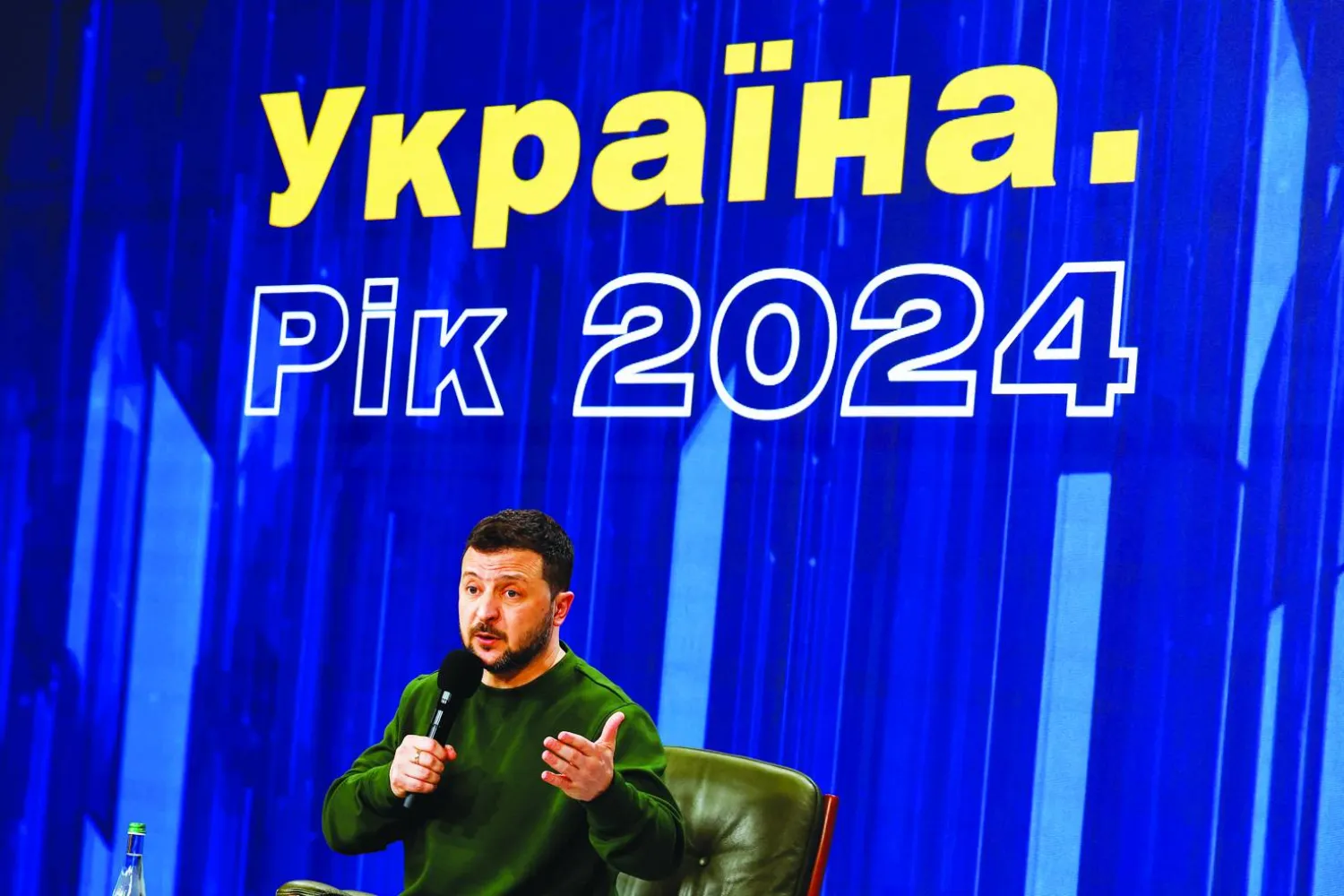 
الرئيس الأوكراني فولوديمير زيلينسكي يتحدث خلال مؤتمر صحافي في كييف أمس (رويترز)